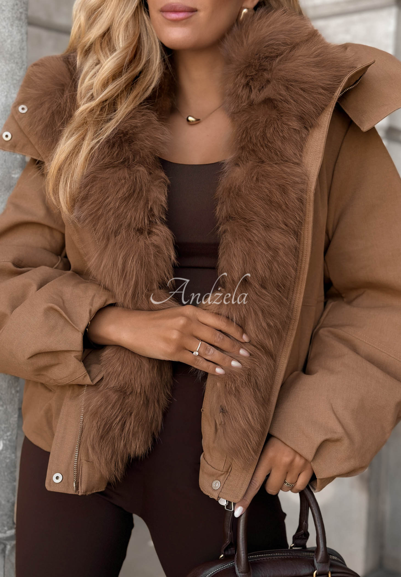 Kurze Daunenjacke mit Kapuze und Pelzbesatz Frost Wind Camel