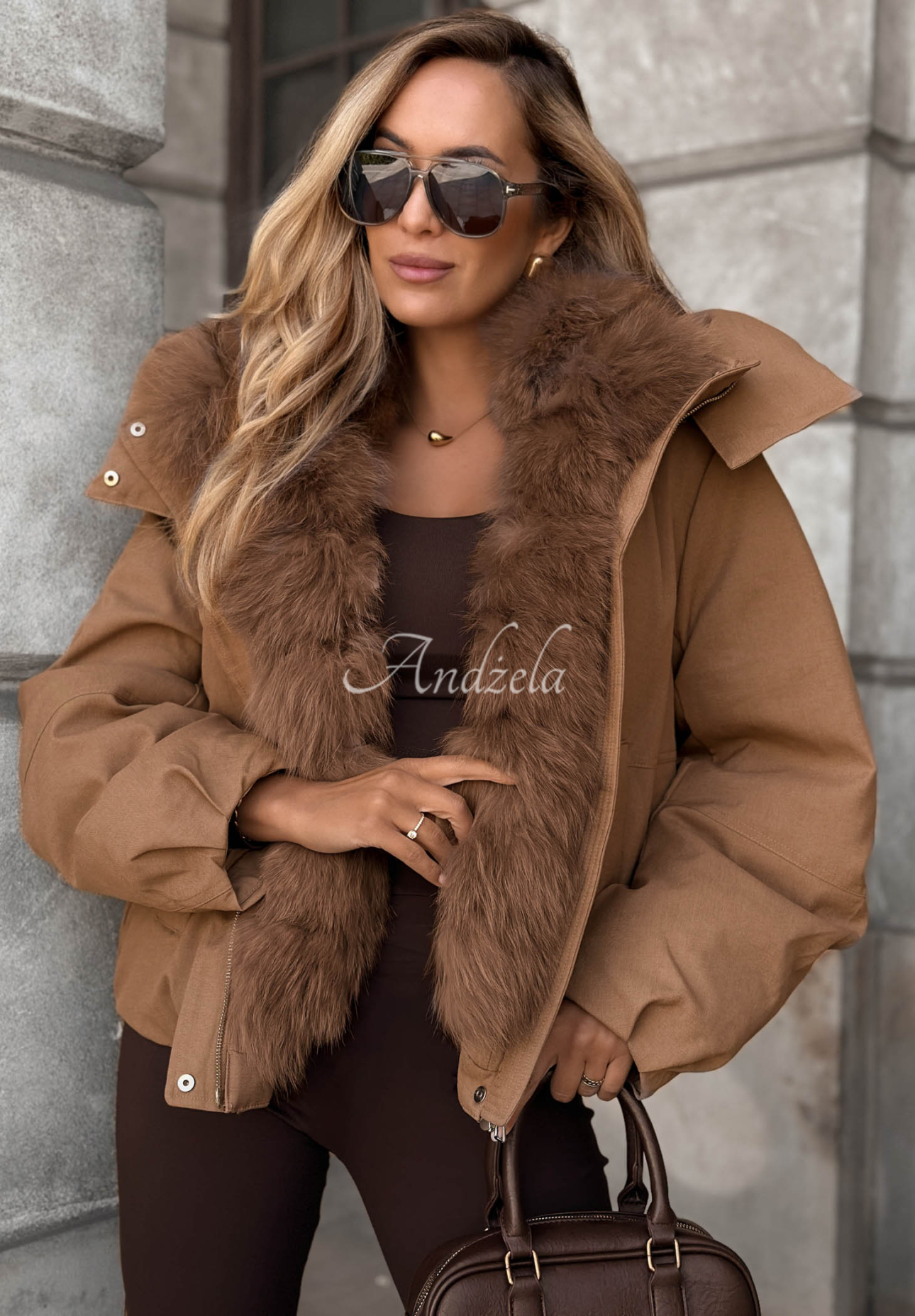 Kurze Daunenjacke mit Kapuze und Pelzbesatz Frost Wind Camel