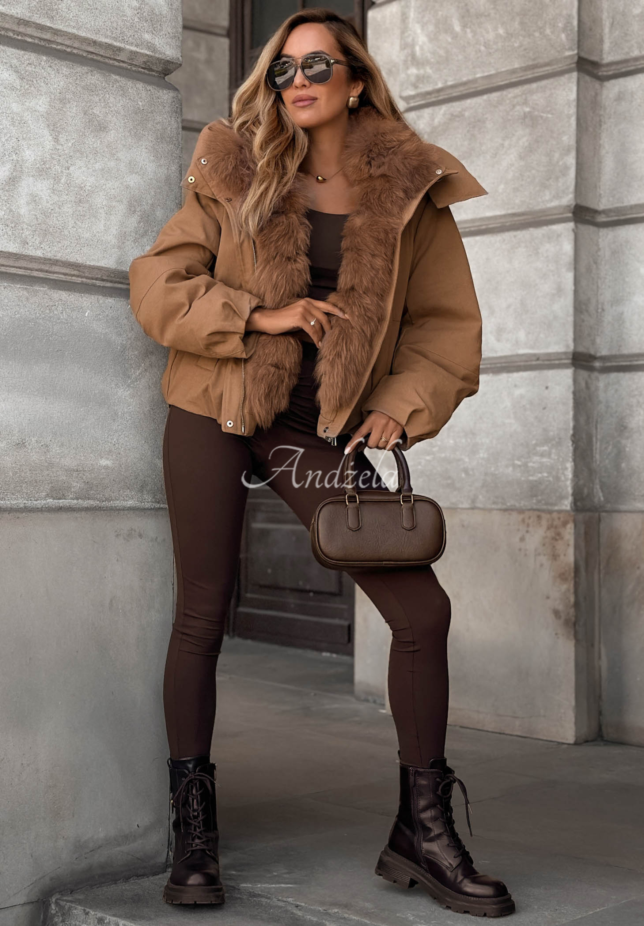 Kurze Daunenjacke mit Kapuze und Pelzbesatz Frost Wind Camel