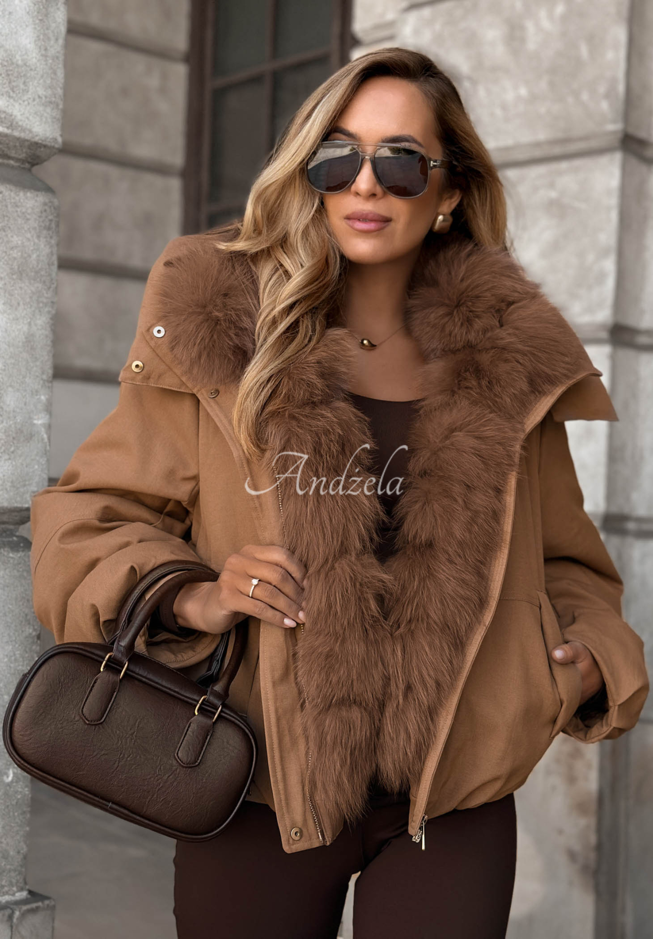 Kurze Daunenjacke mit Kapuze und Pelzbesatz Frost Wind Camel