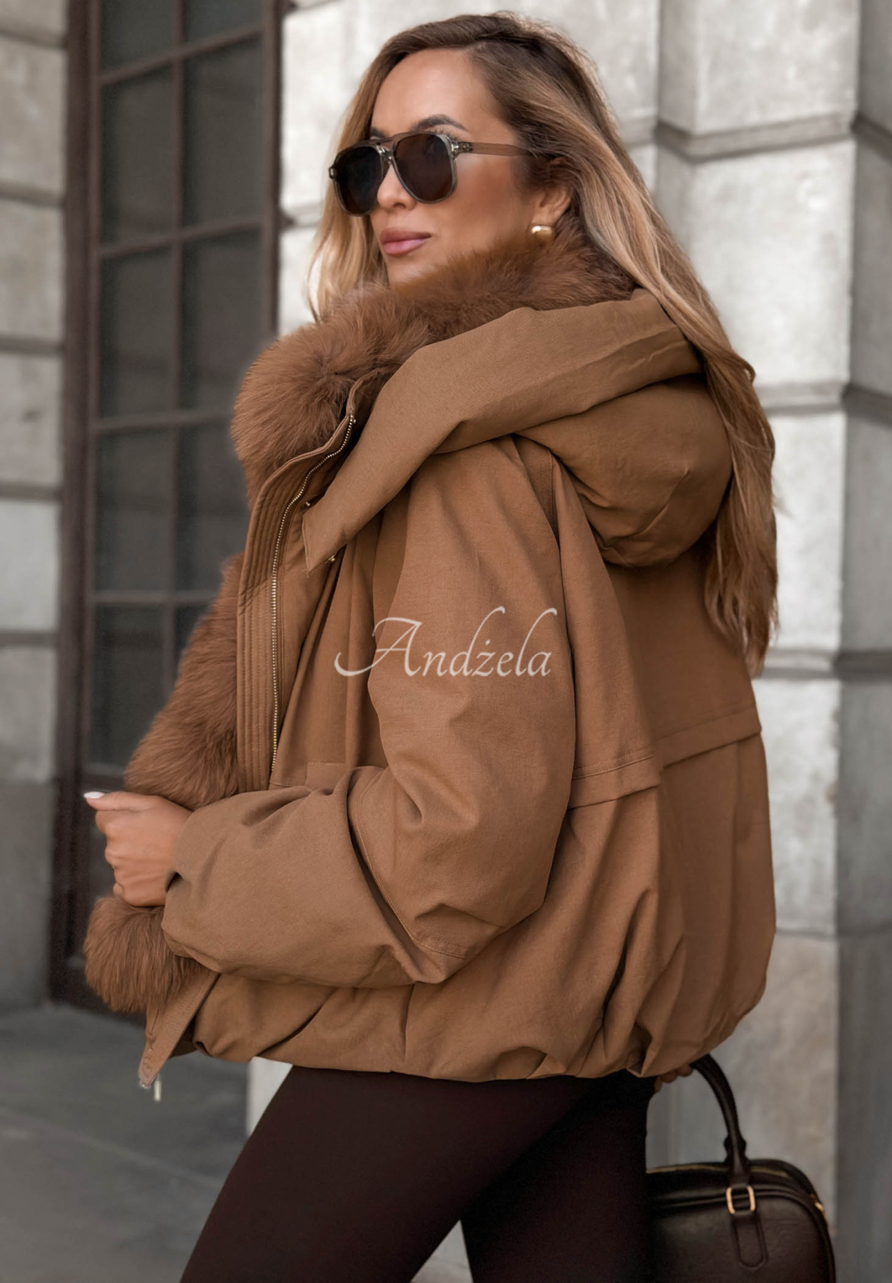 Kurze Daunenjacke mit Kapuze und Pelzbesatz Frost Wind Camel