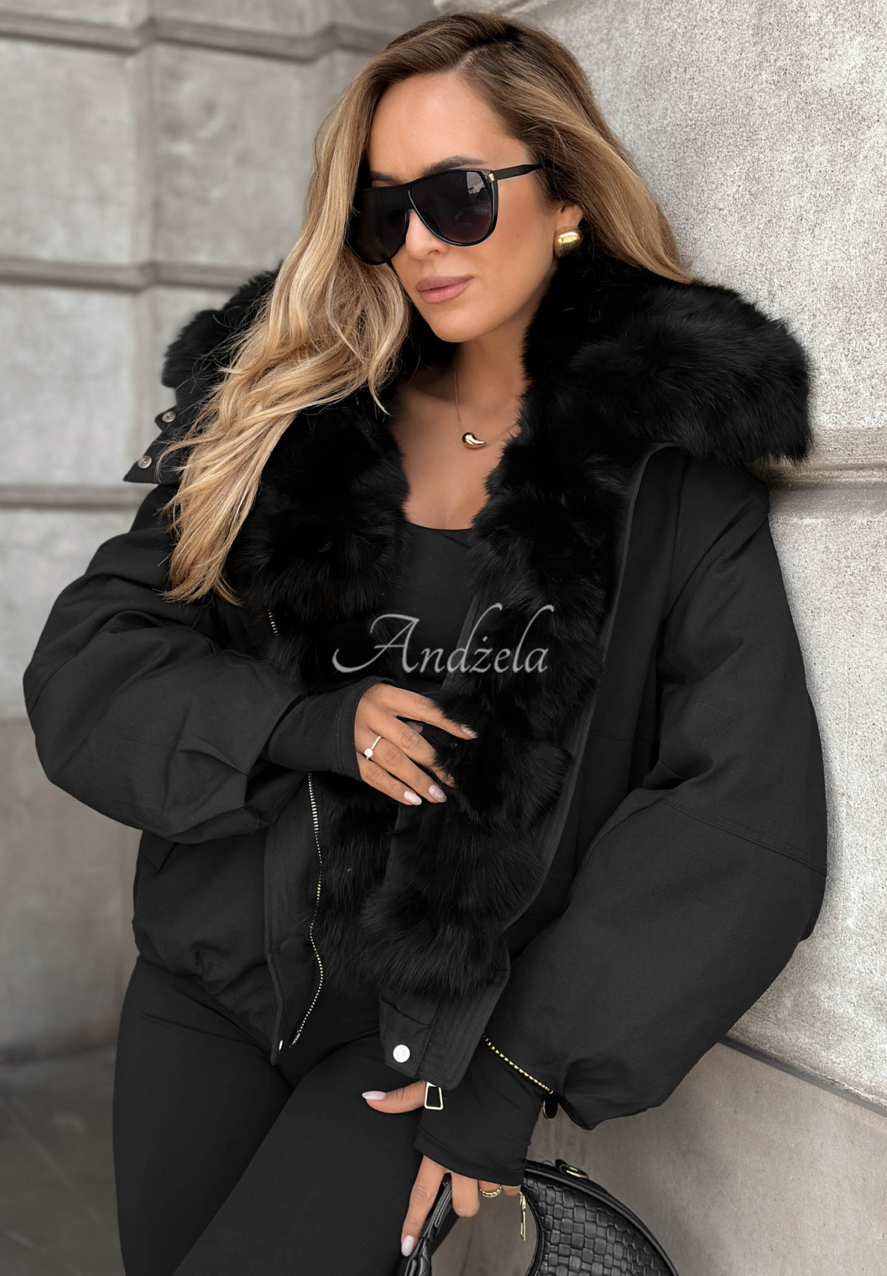 Kurze Daunenjacke mit Kapuze und Pelzbesatz Frost Wind Schwarz