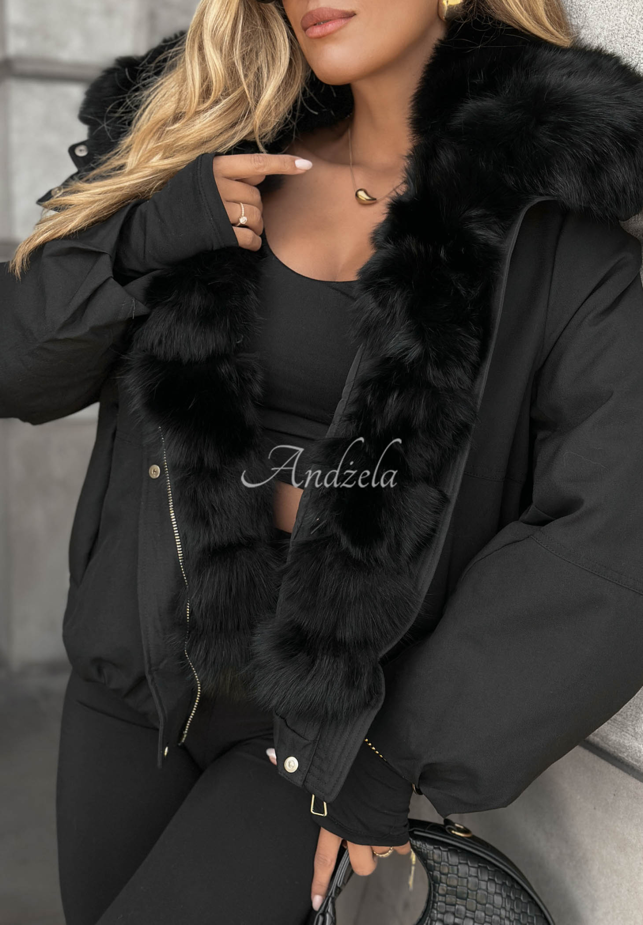 Kurze Daunenjacke mit Kapuze und Pelzbesatz Frost Wind Schwarz