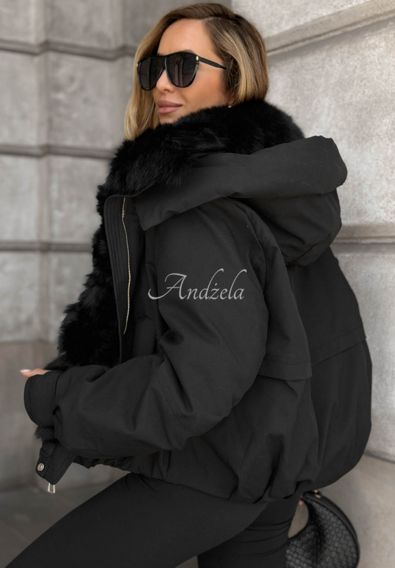 Kurze Daunenjacke mit Kapuze und Pelzbesatz Frost Wind Schwarz