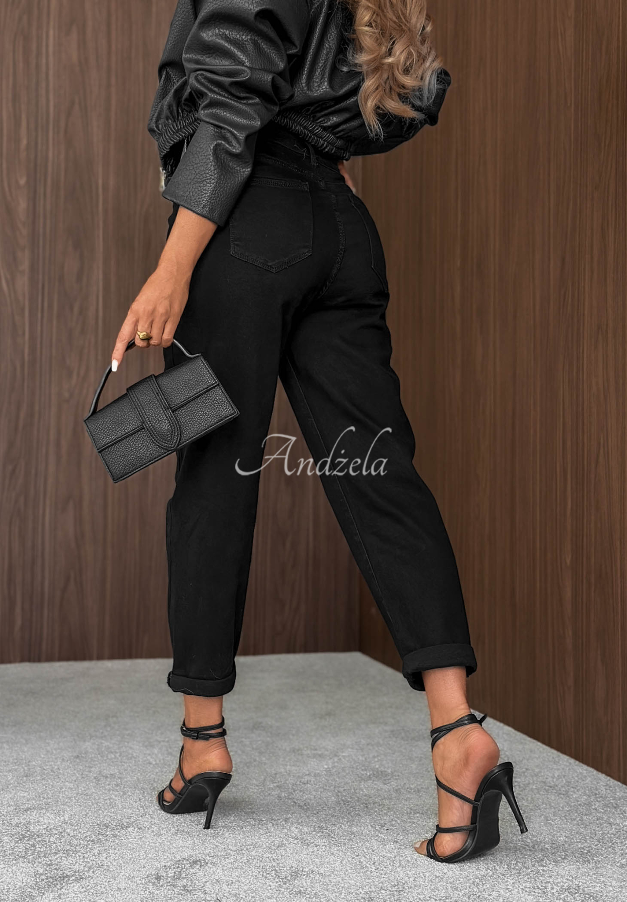 Mom-Jeans mit Gürtel Soft Fog Schwarz