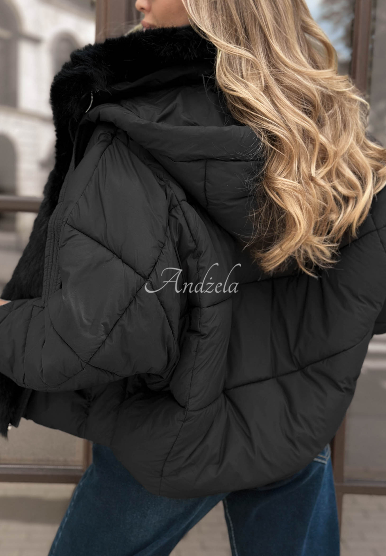 Kurze, gesteppte Jacke mit Kunstfell Frosty Darling Schwarz