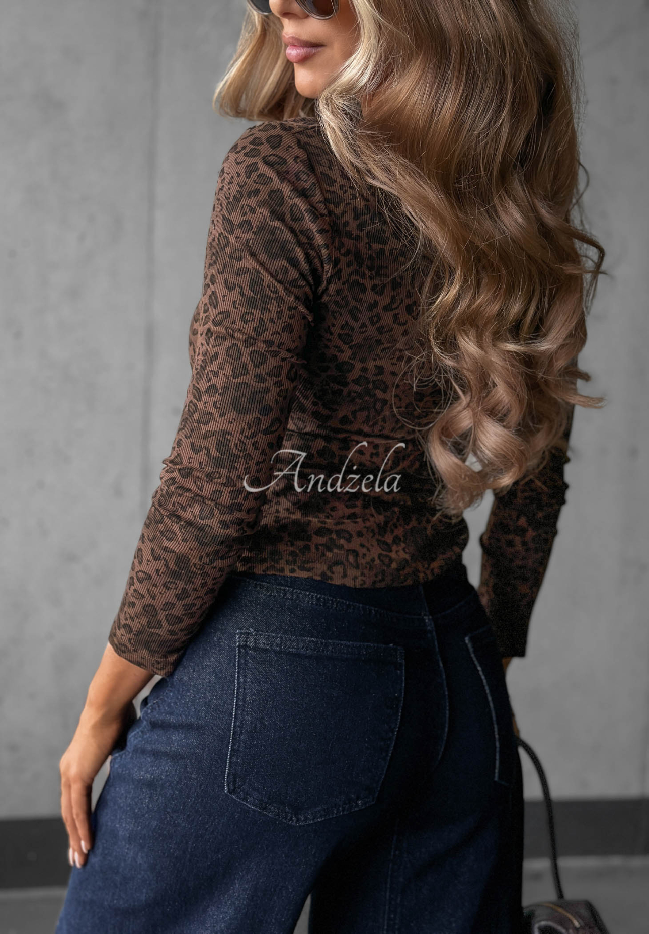 Langärmlige Bluse aus gerippter Baumwolle mit Leopardenmuster Warm Mug Schokoladenbraun