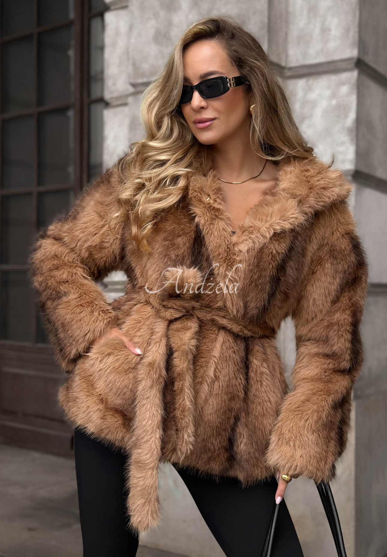 Kurzer Pelzmantel mit Kapuze October Story Camel
