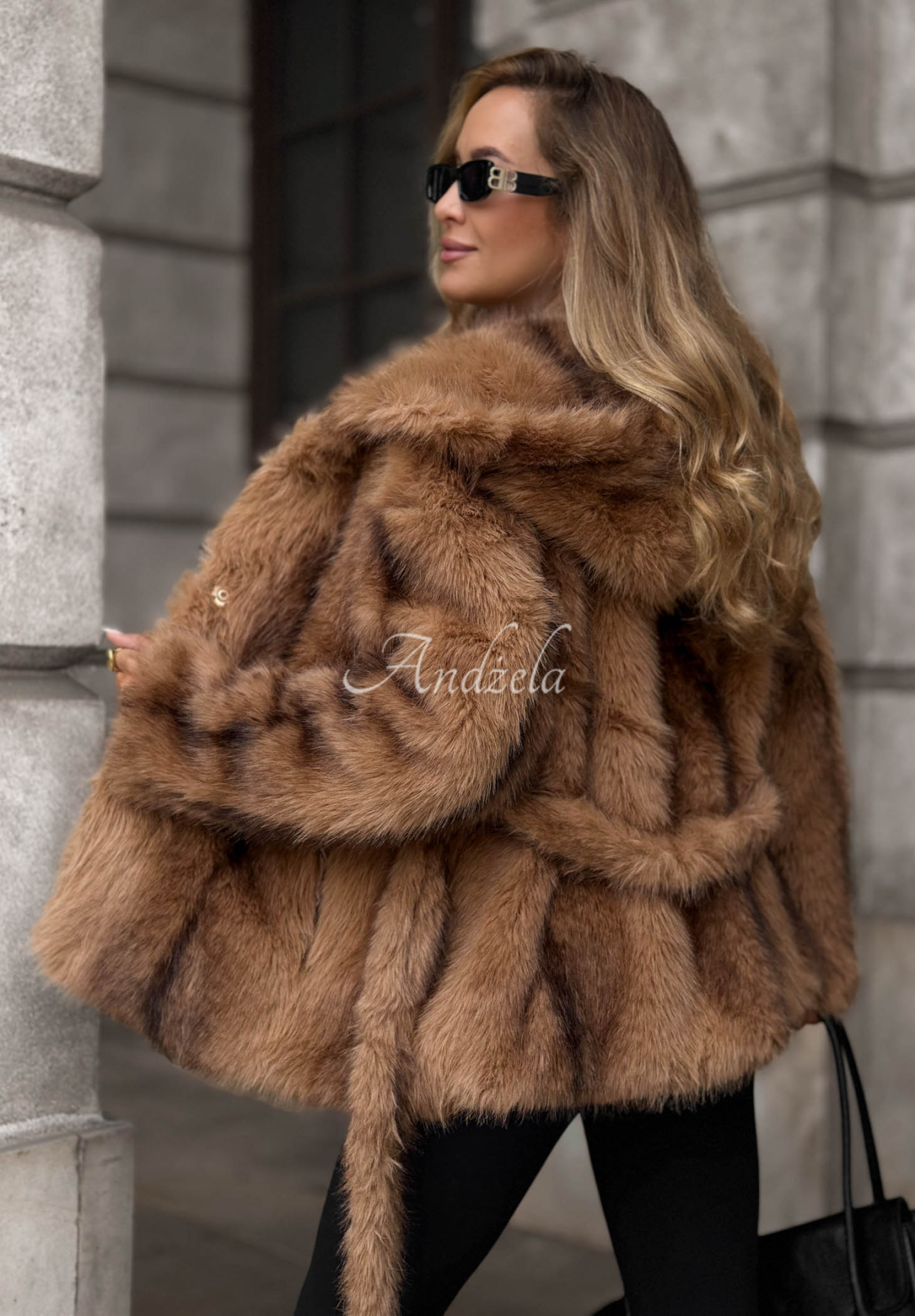 Kurzer Pelzmantel mit Kapuze October Story Camel
