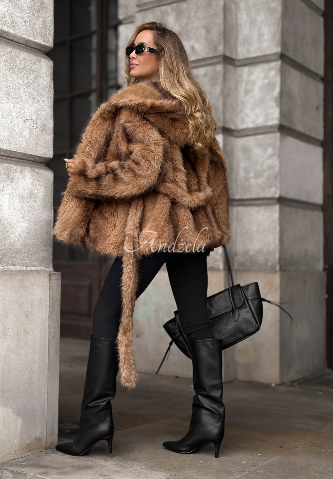 Kurzer Pelzmantel mit Kapuze October Story Camel
