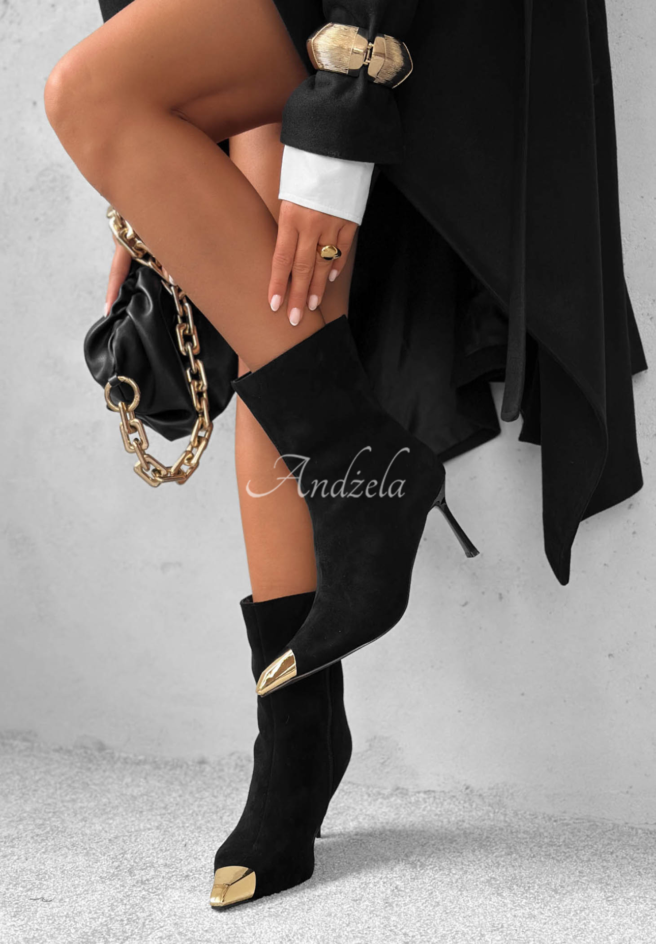 Stiefeletten aus Wildlederimitat mit Stilettoabsatz und goldenem Detail One More Thing Schwarz