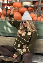 Pullover z haftowanymi kwiatami Misty Fleur Schokoladenbraun