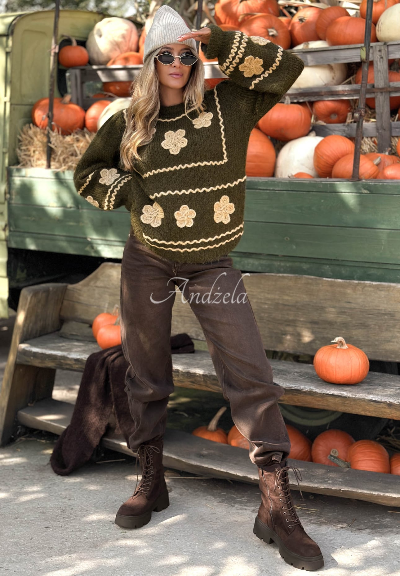 Viskosepullover mit gestickten Blumen Misty Fleur Khaki