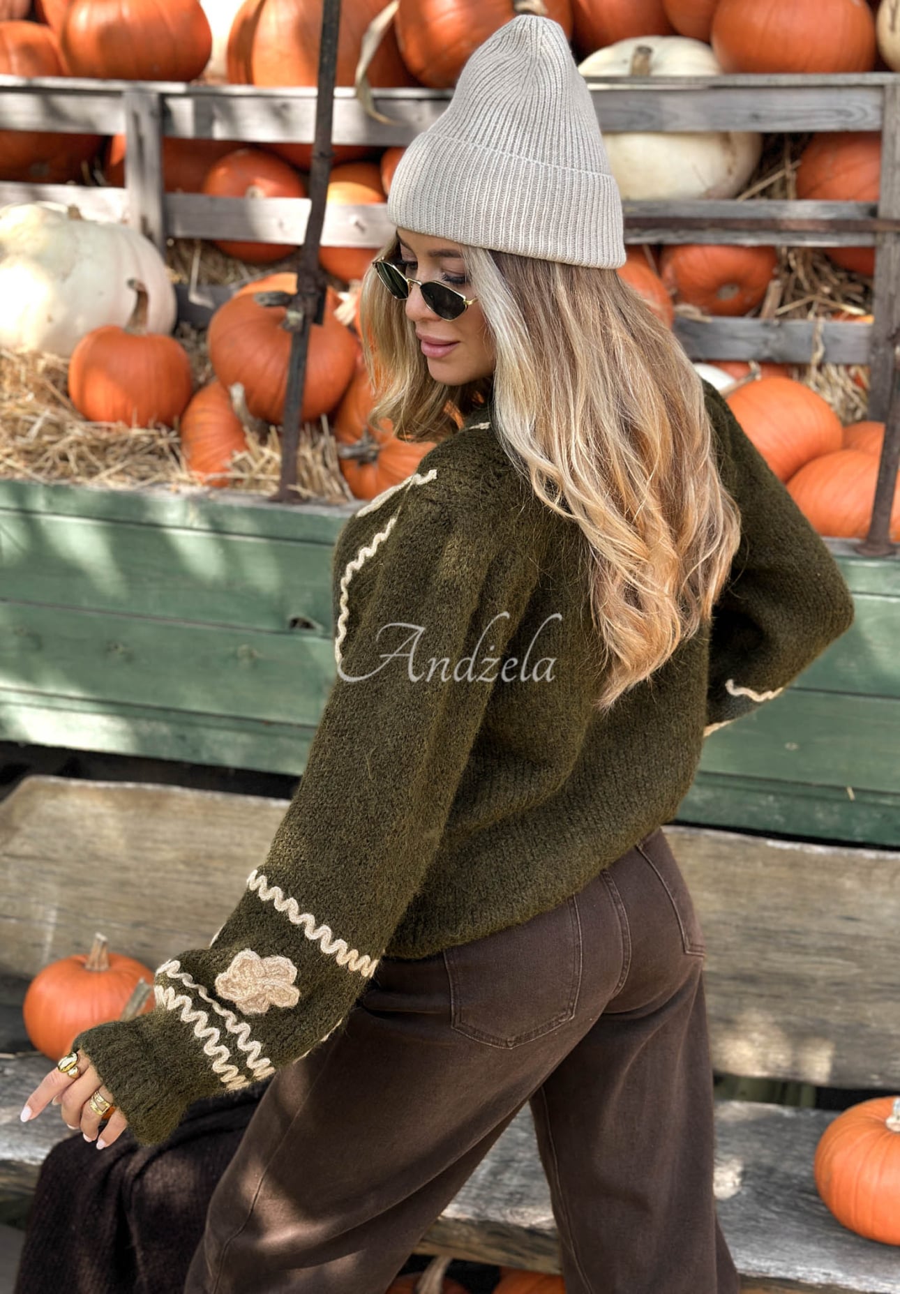 Viskosepullover mit gestickten Blumen Misty Fleur Khaki