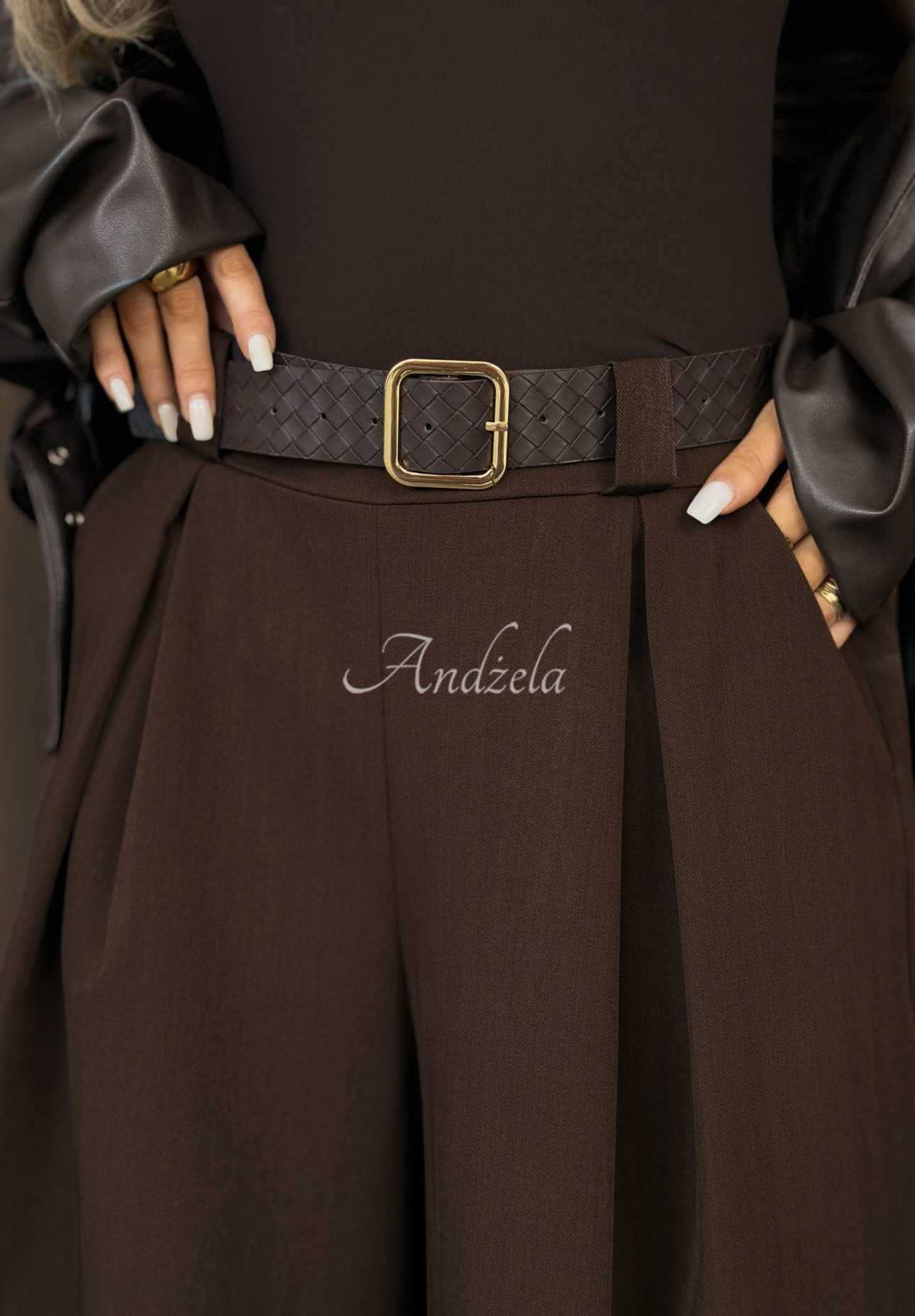 Weit geschnittene Stoffhose mit Gürtel Simple Elegance Schokoladenbraun