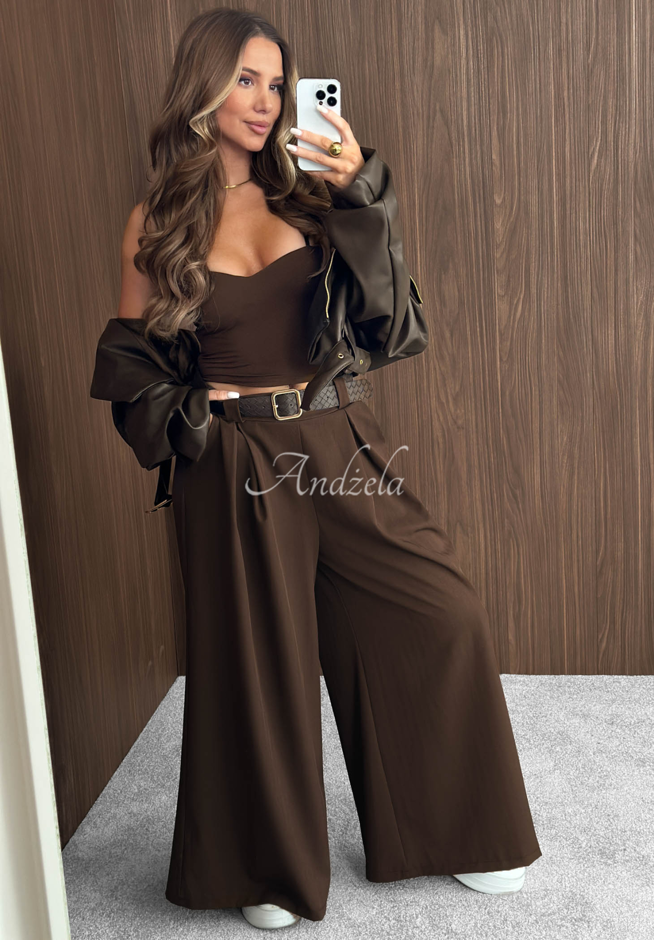Weit geschnittene Stoffhose mit Gürtel Simple Elegance Schokoladenbraun