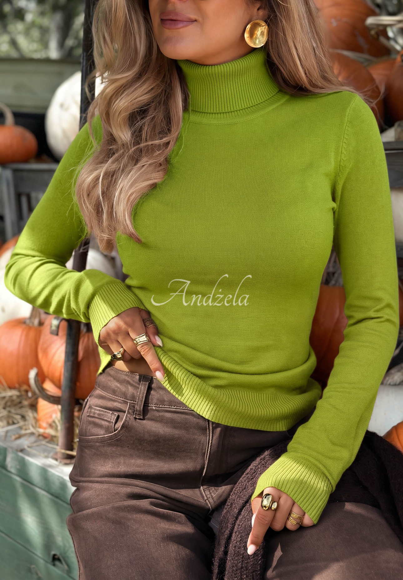 Figurnaher Rollkragenpullover Solange Olivgrün
