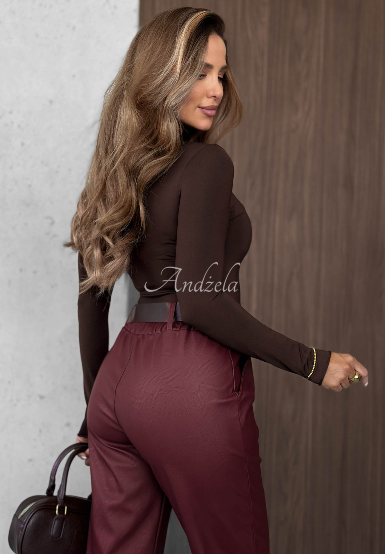 Langärmlige Viskosebluse mit Rollkragen Femme Desire Schokoladenbraun