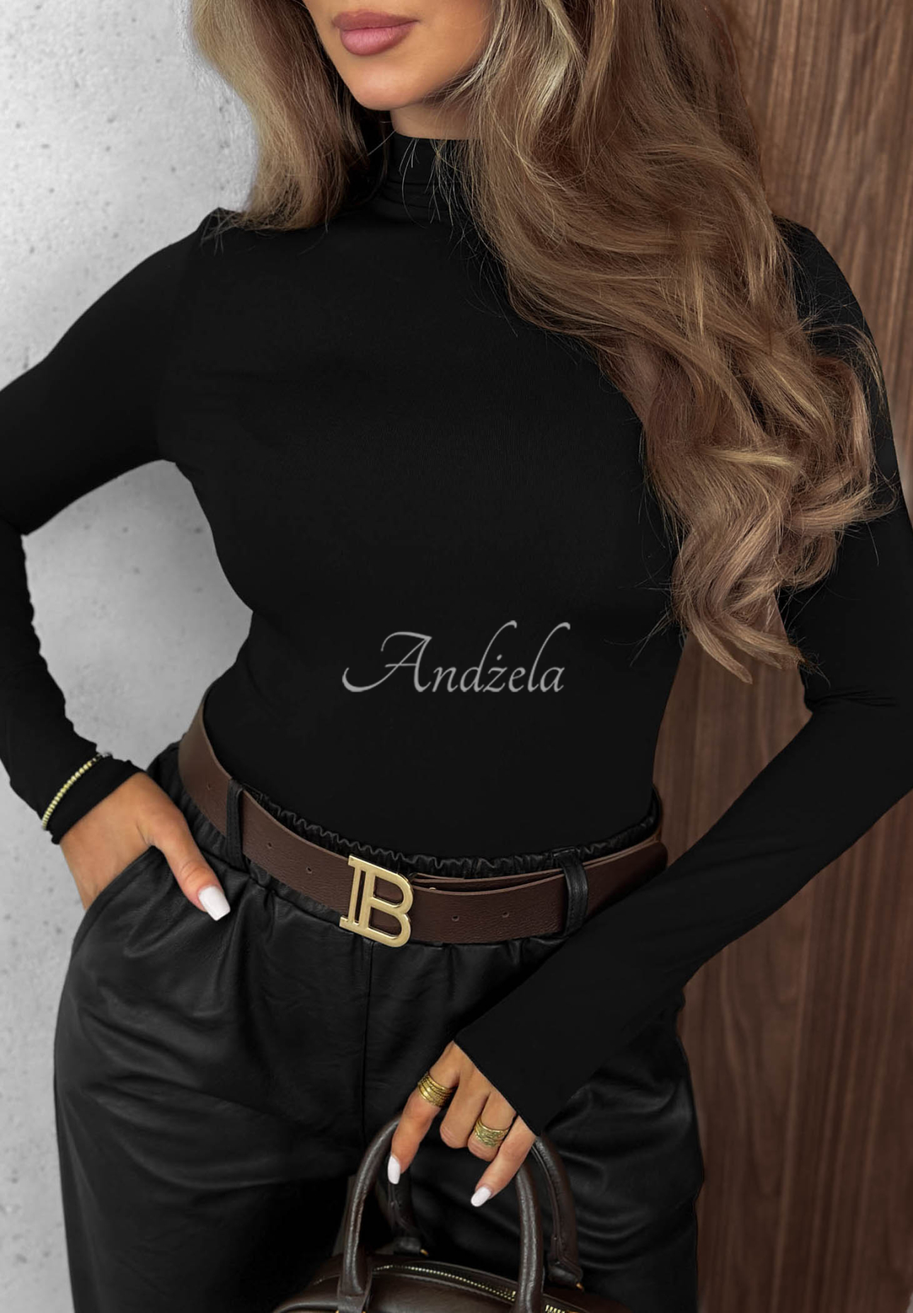 Langärmlige Viskosebluse mit Rollkragen Femme Desire Schwarz