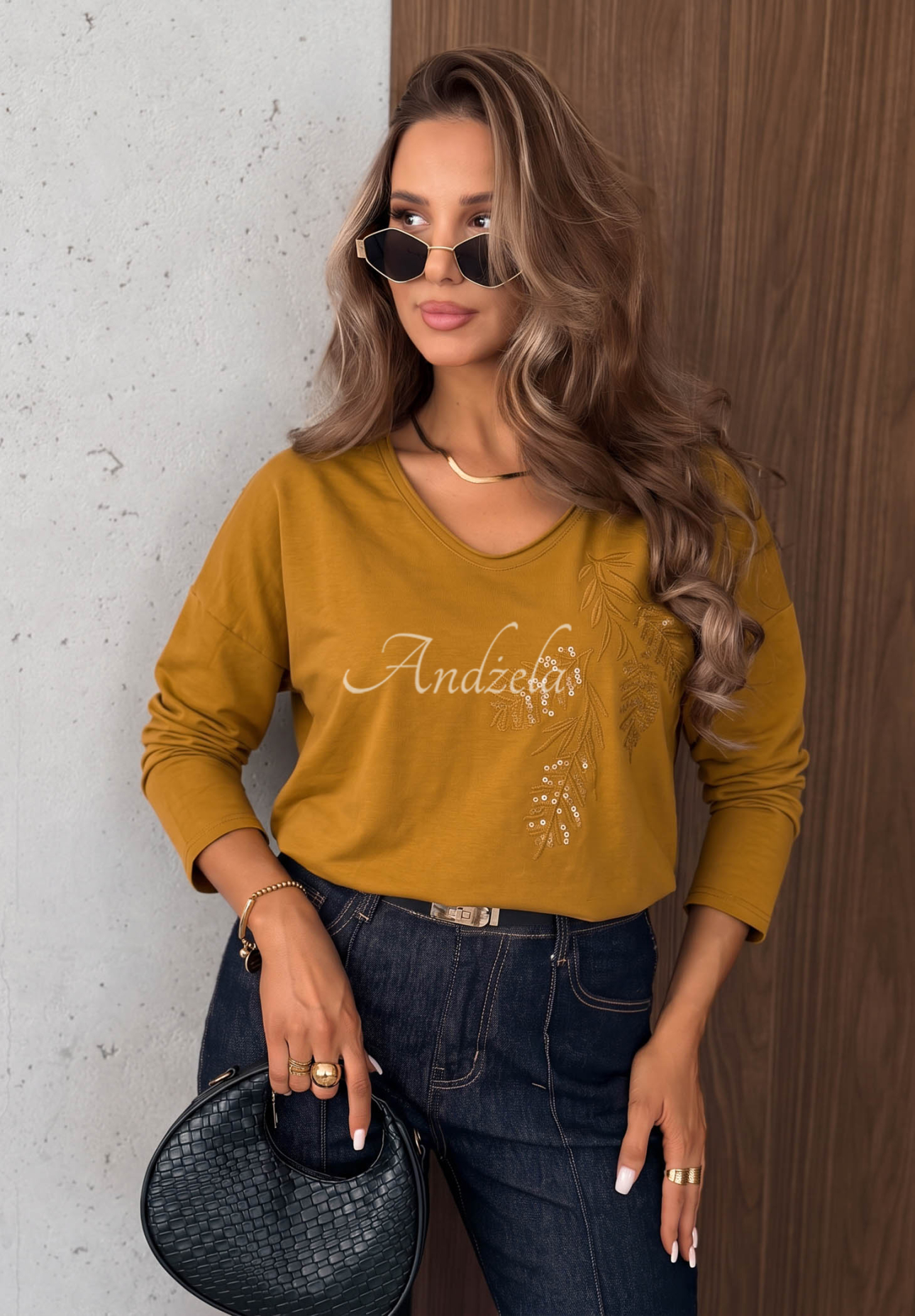 Bluse longsleeve z dekoltem i cekinami Last Sunrays Camel