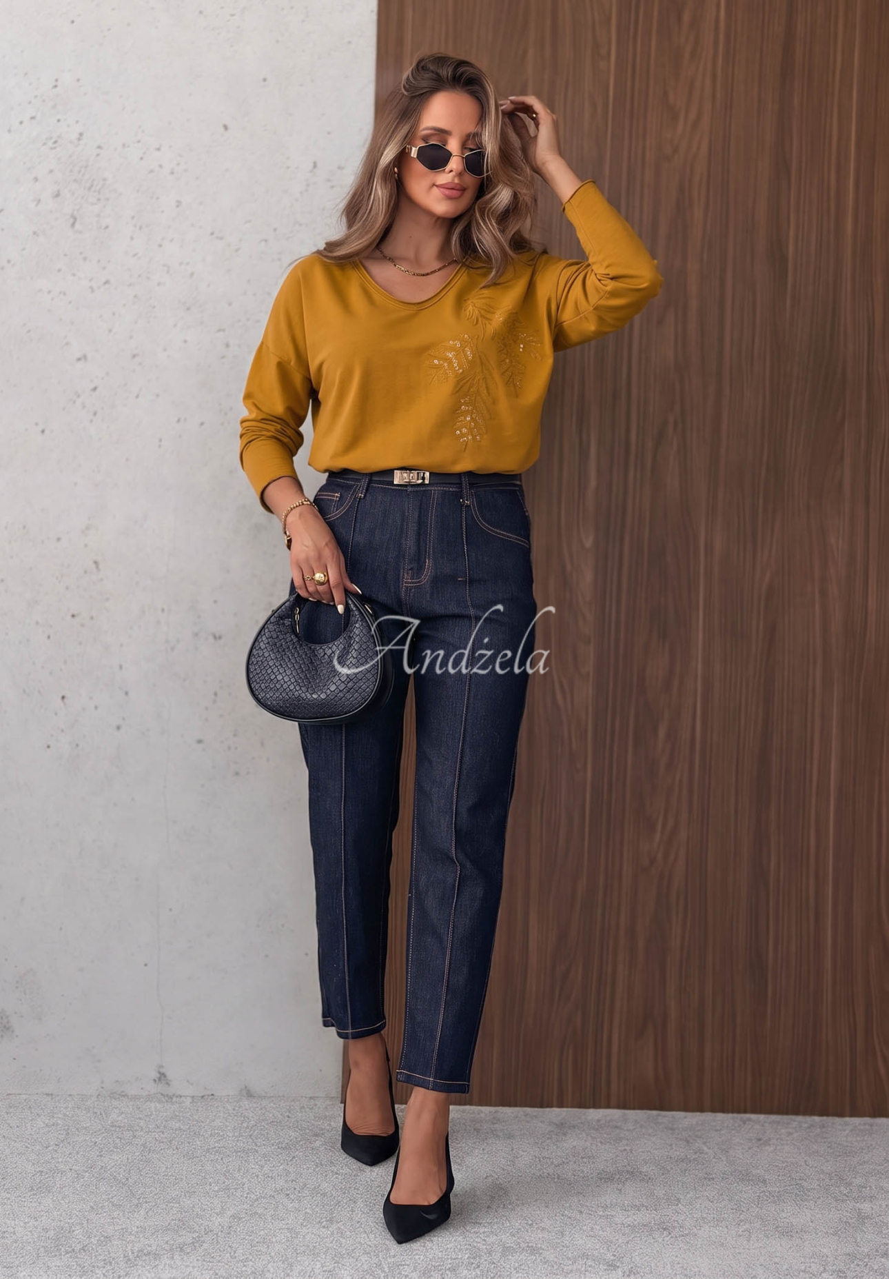 Bluse longsleeve z dekoltem i cekinami Last Sunrays Camel