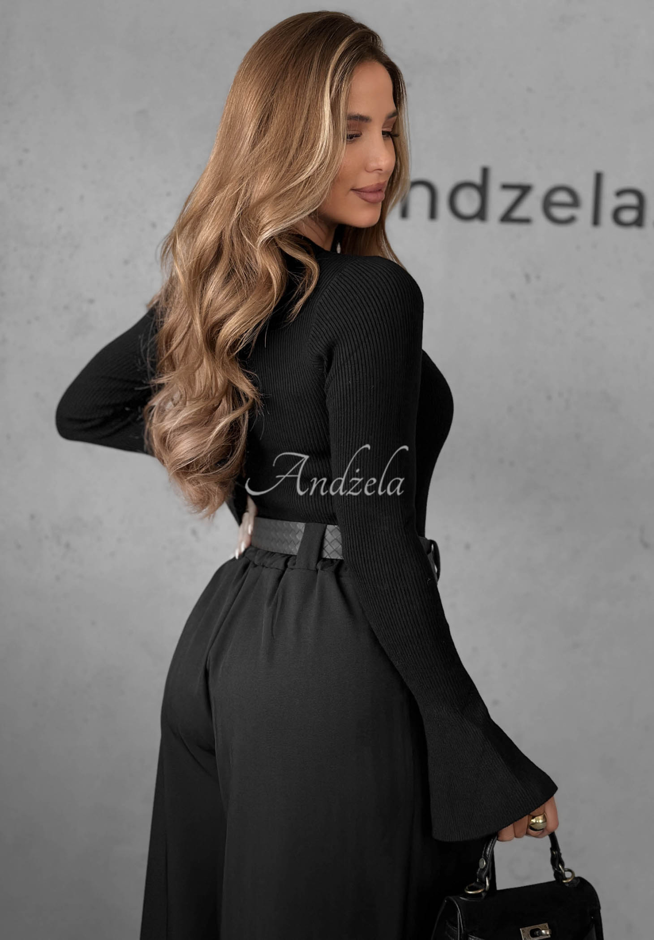 Gerippte, glockenförmige Bluse aus Viskose Honey Glow Schwarz