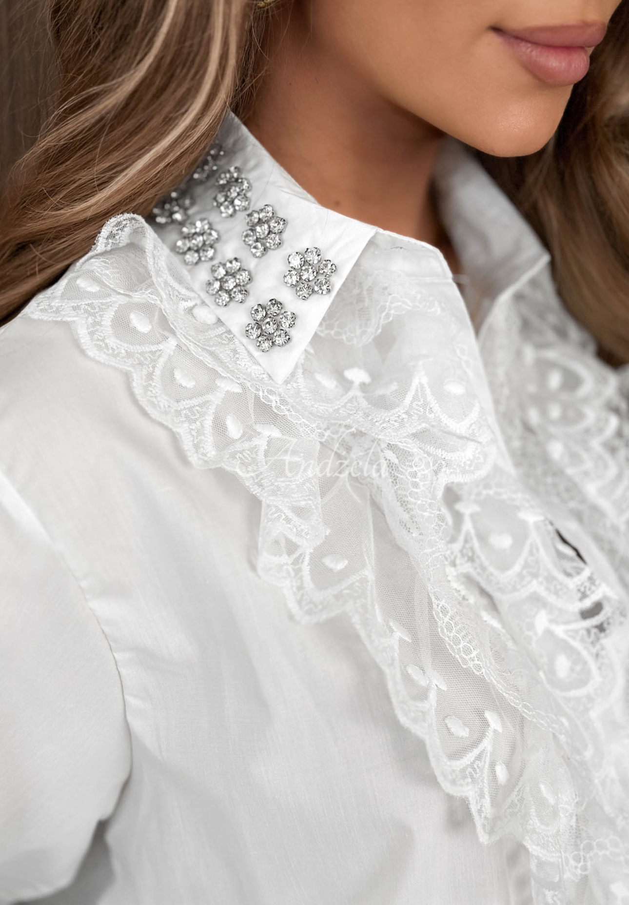 Ein elegantes Baumwollhemd mit Spitzenkragen und Kristallen Crystal Grace Weiß