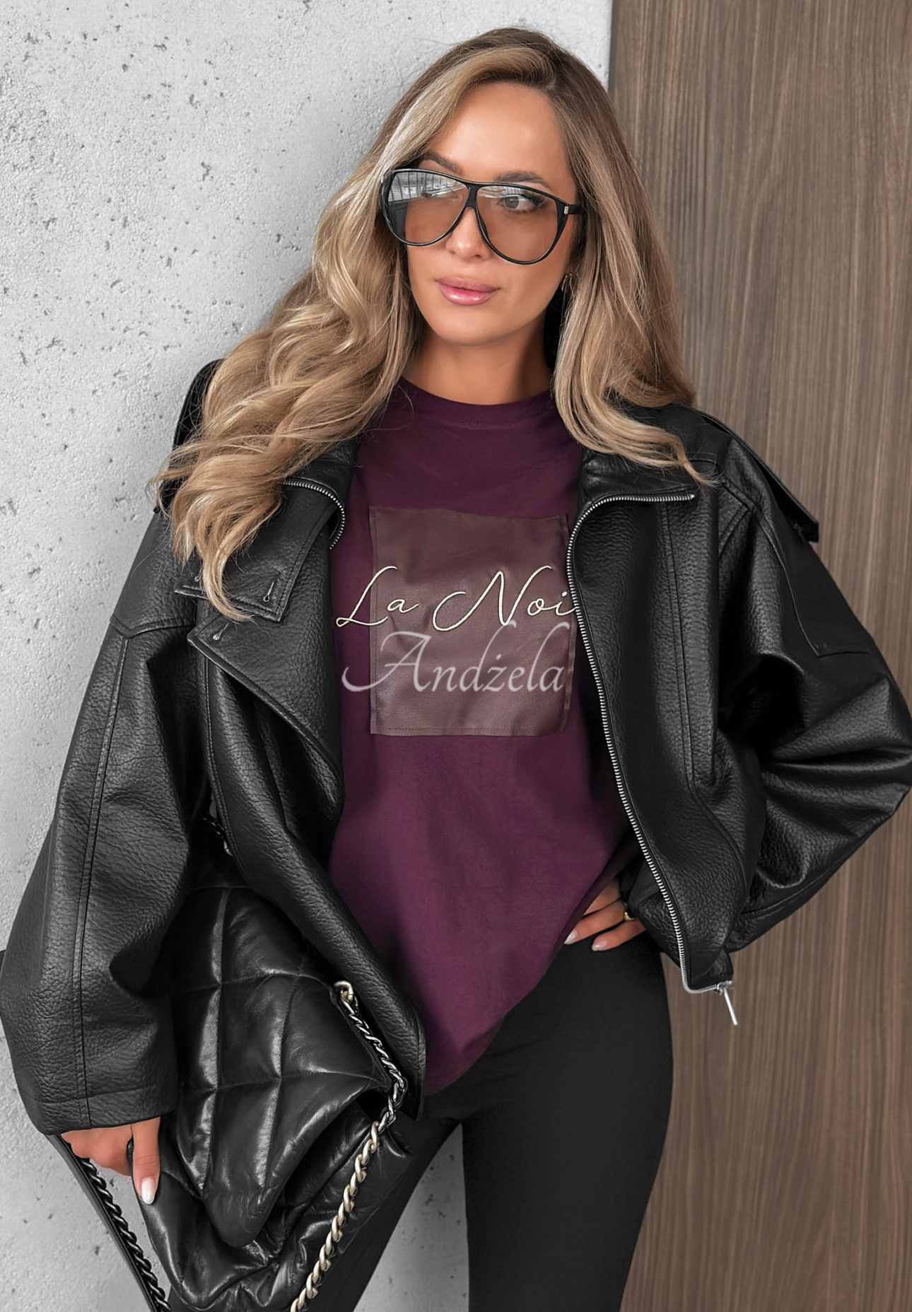 Baumwoll-T-Shirt mit dekorativer Applikation This Happens Beerenfarben