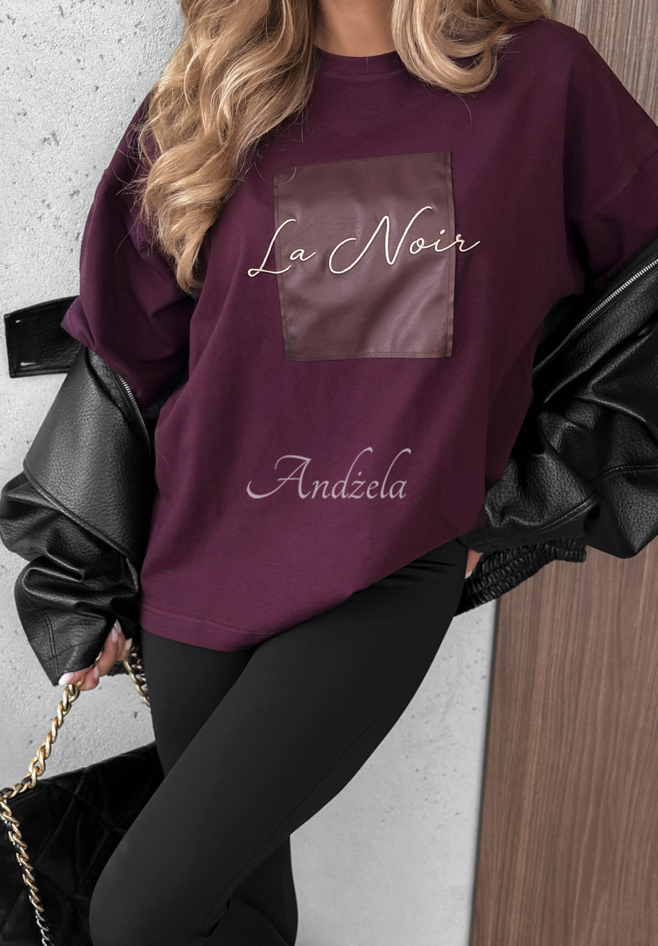 Baumwoll-T-Shirt mit dekorativer Applikation This Happens Beerenfarben