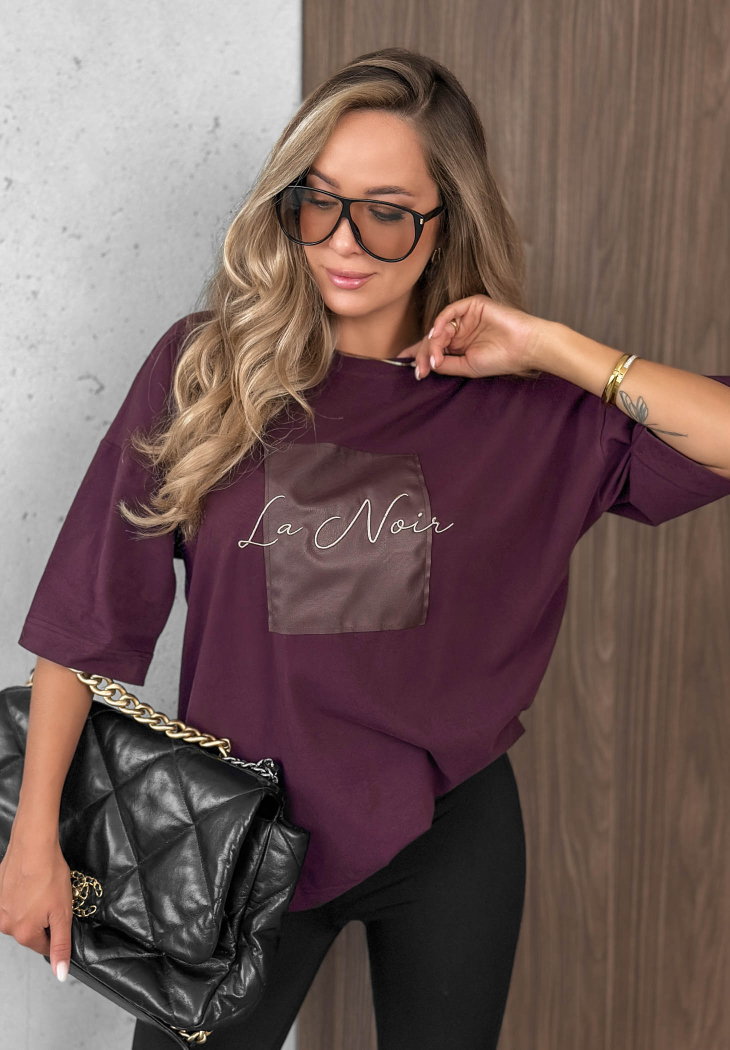 Baumwoll-T-Shirt mit dekorativer Applikation This Happens Beerenfarben