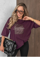T-Shirt z ozdobną aplikacją This Happens Burgunderrot