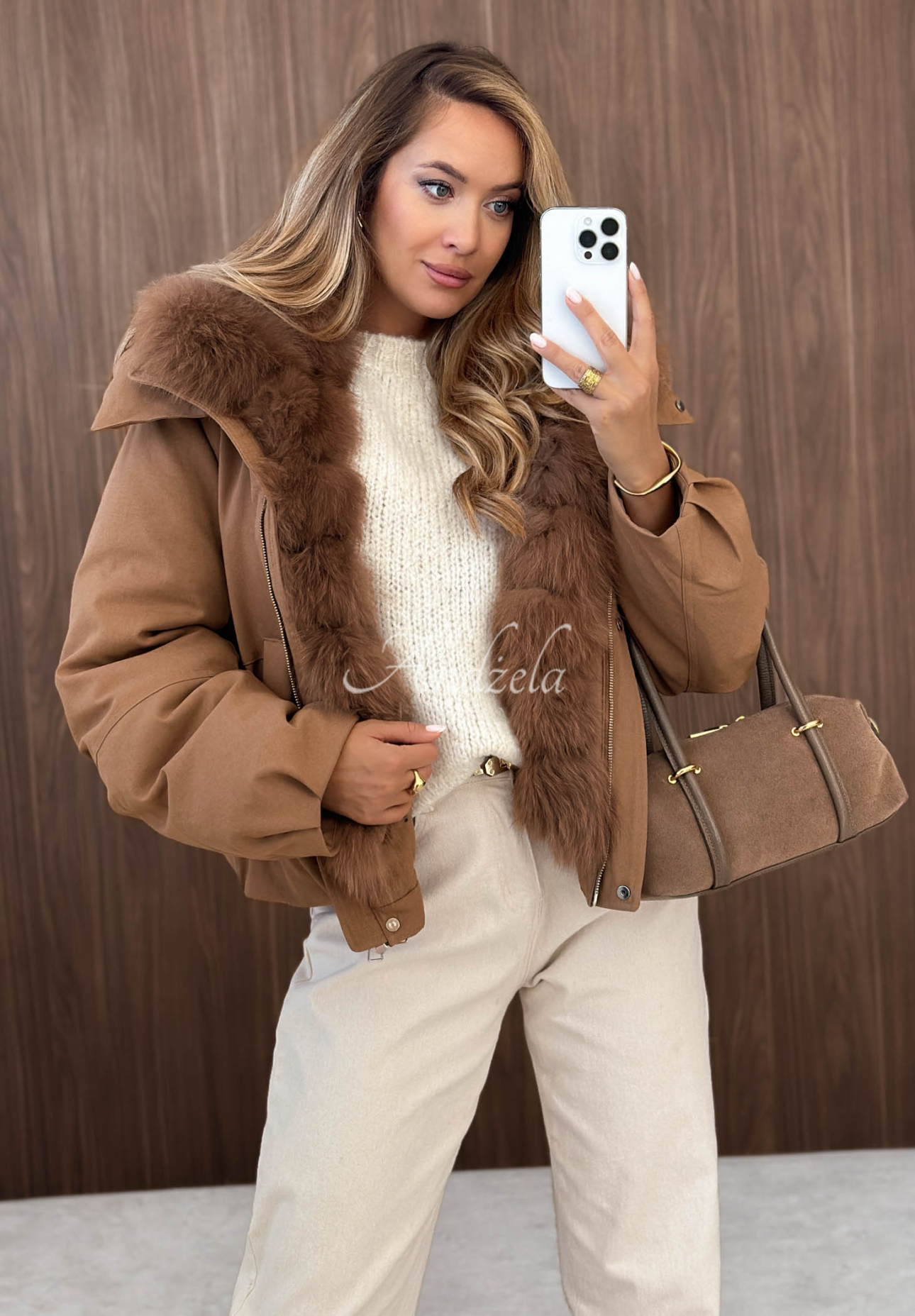 Kurze Daunenjacke mit Kapuze und Pelzbesatz Frost Wind Camel