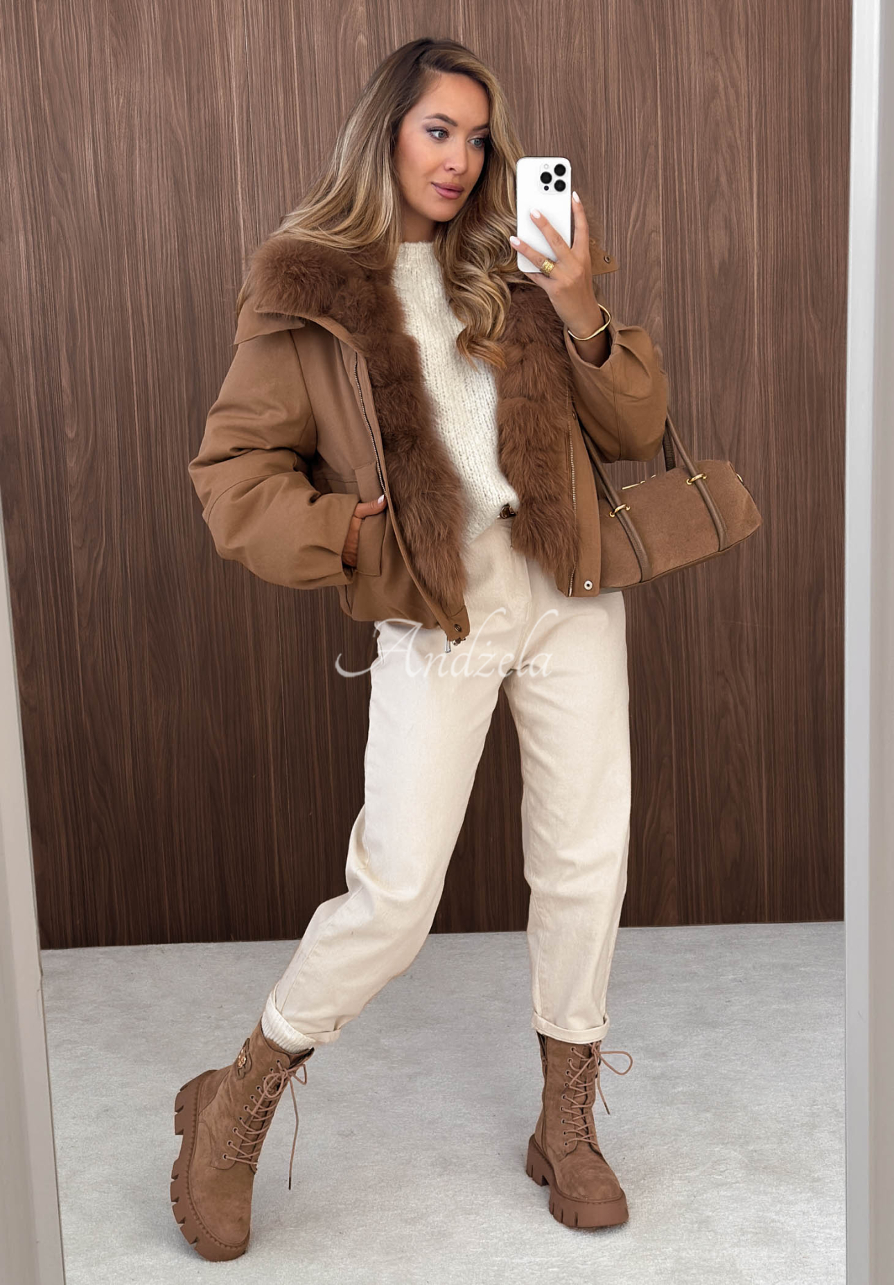 Kurze Daunenjacke mit Kapuze und Pelzbesatz Frost Wind Camel