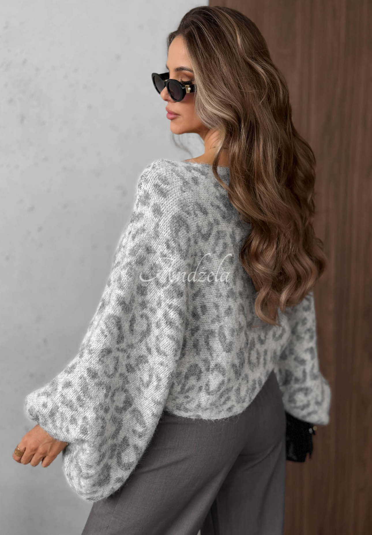 Weicher Pullover mit Leopardenmuster und Wollanteil Fluffy Wild Grau