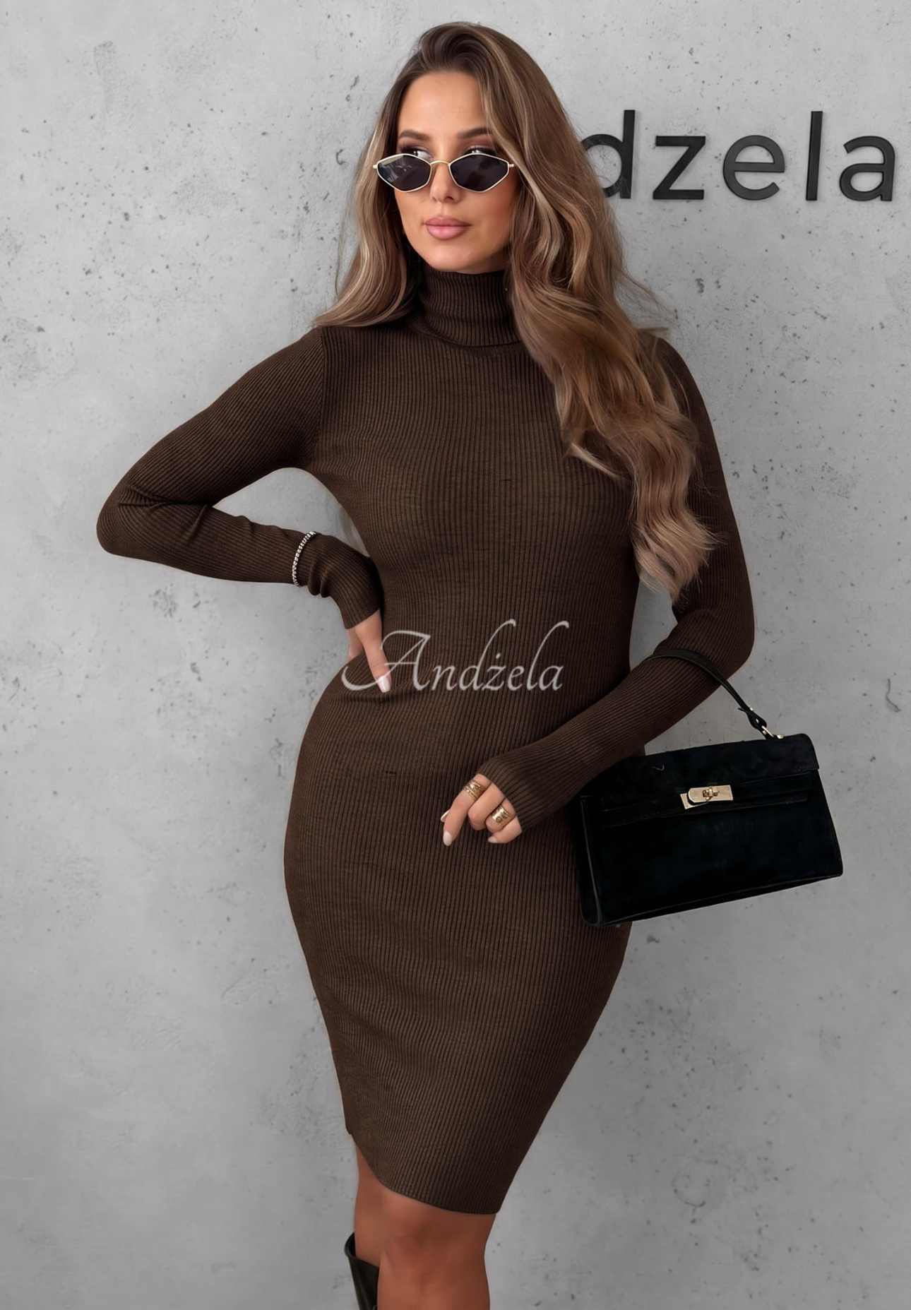 Geripptes Kleid mit Rollkragen aus Viskose The Good One Schokoladenbraun
