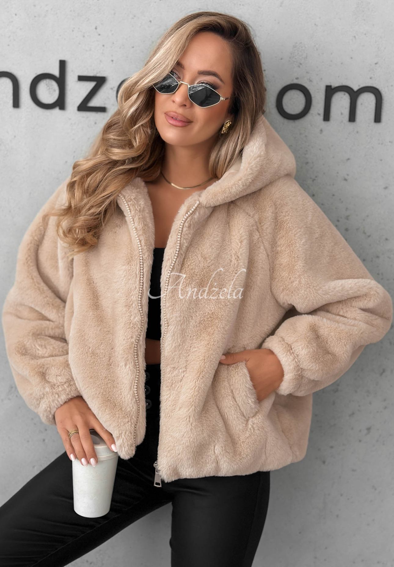 Kurze Jacke aus Fellimitat mit Kapuze Fluffy Babe Beige