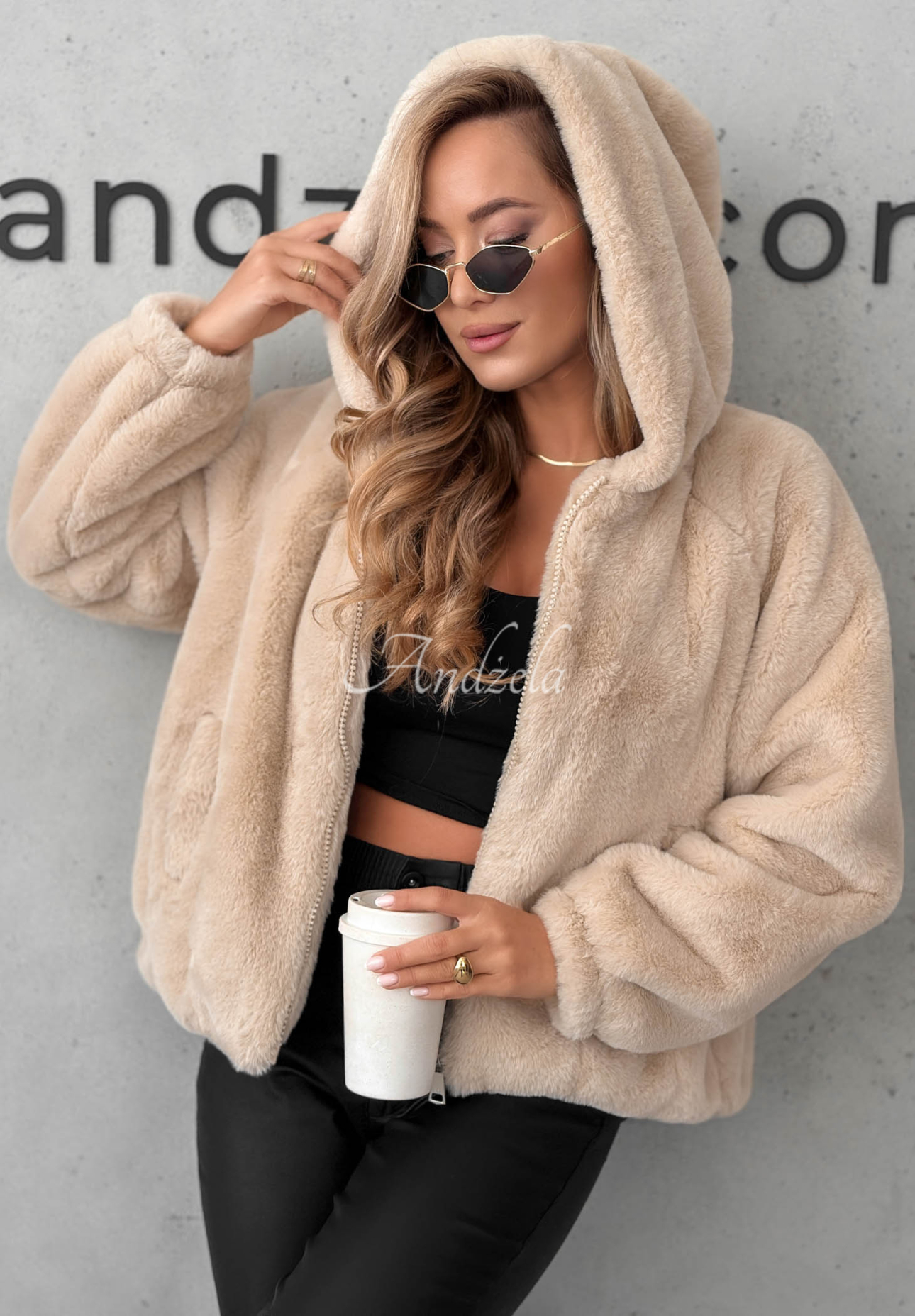 Kurze Jacke aus Fellimitat mit Kapuze Fluffy Babe Beige