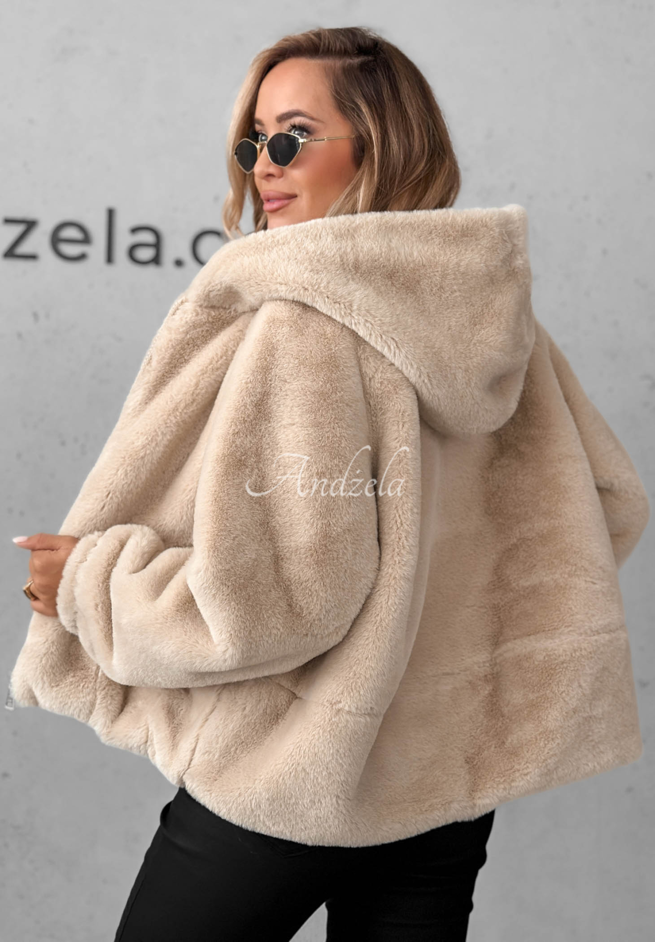 Kurze Jacke aus Fellimitat mit Kapuze Fluffy Babe Beige