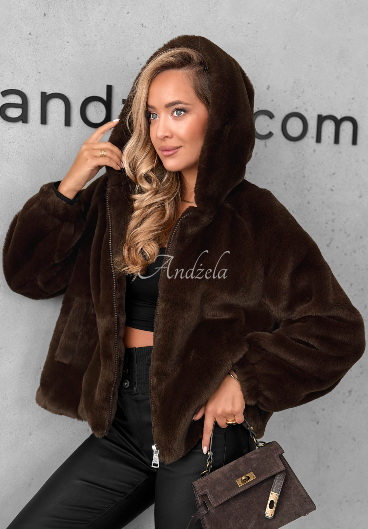 Kurze Jacke aus Fellimitat mit Kapuze Fluffy Babe Schokoladenbraun