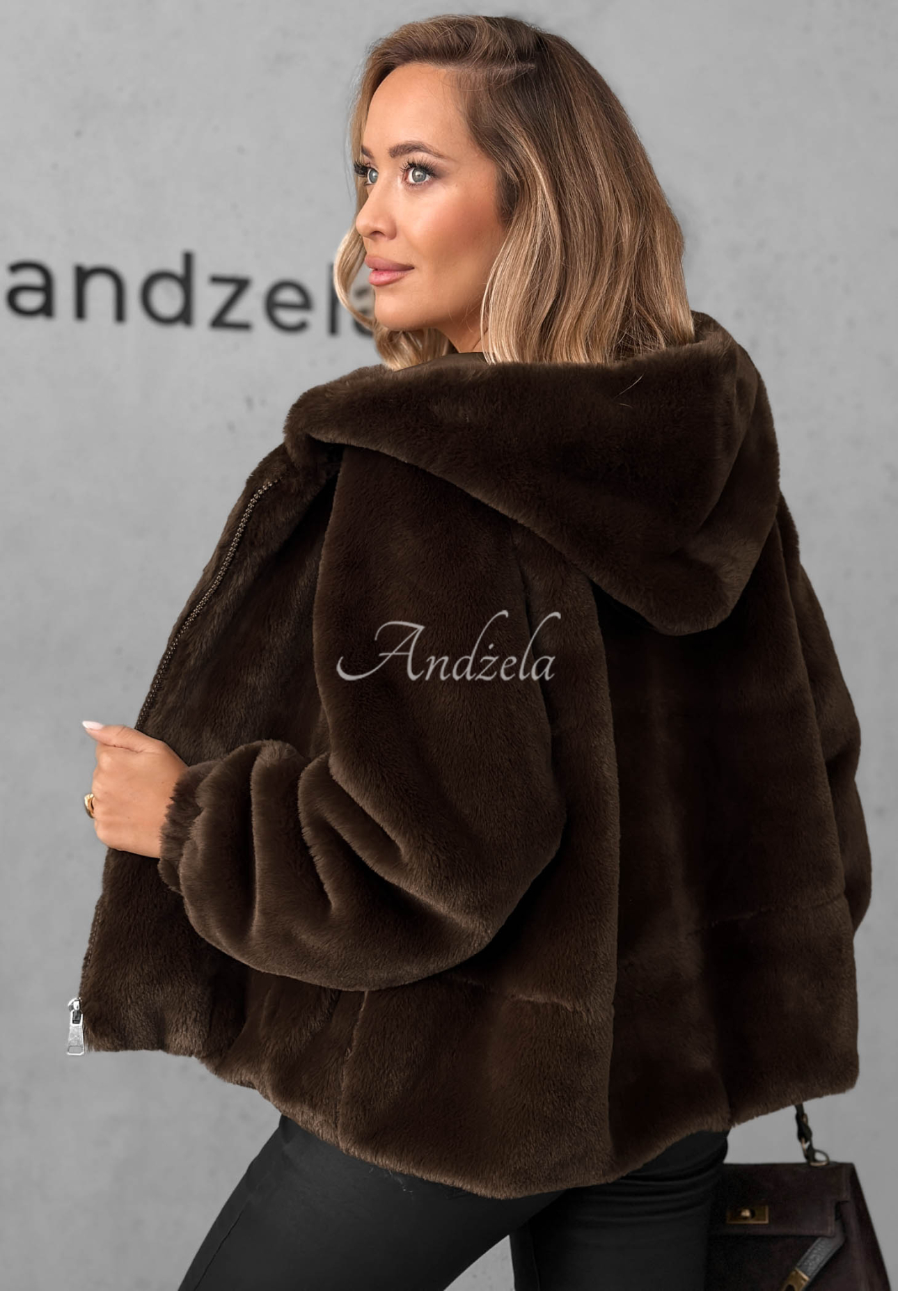 Kurze Jacke aus Fellimitat mit Kapuze Fluffy Babe Schokoladenbraun