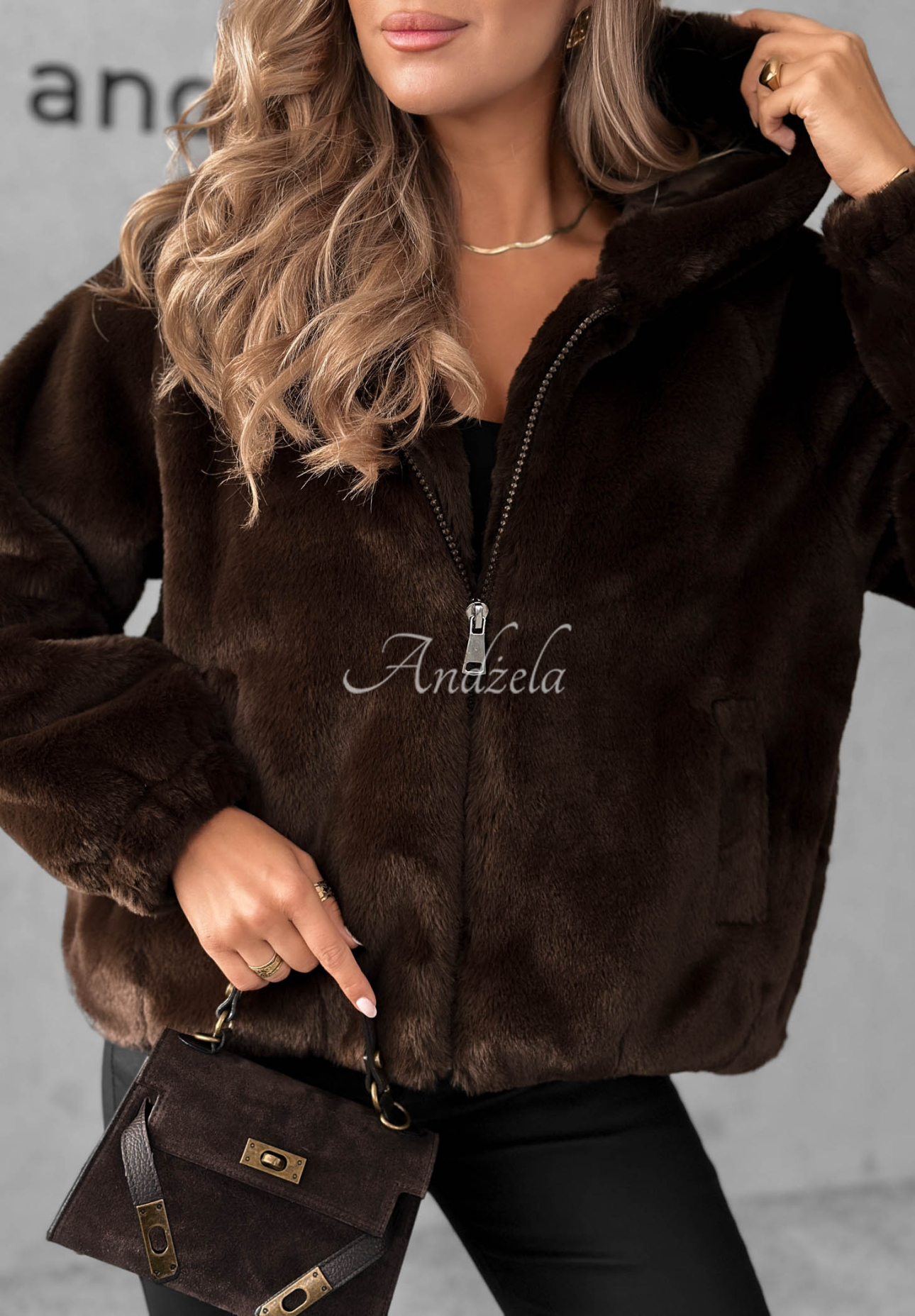 Kurze Jacke aus Fellimitat mit Kapuze Fluffy Babe Schokoladenbraun