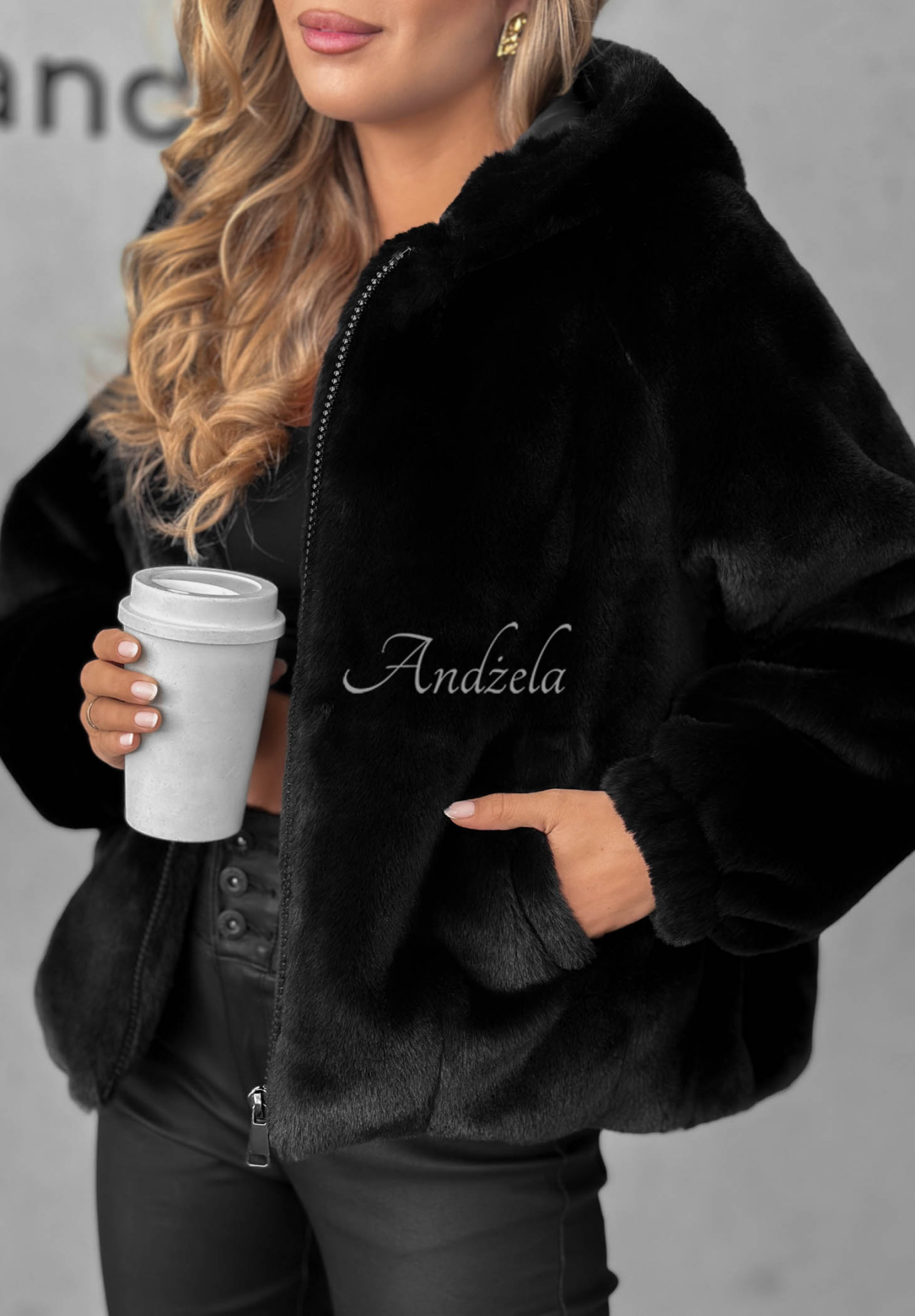 Kurze Jacke aus Fellimitat mit Kapuze Fluffy Babe Schwarz