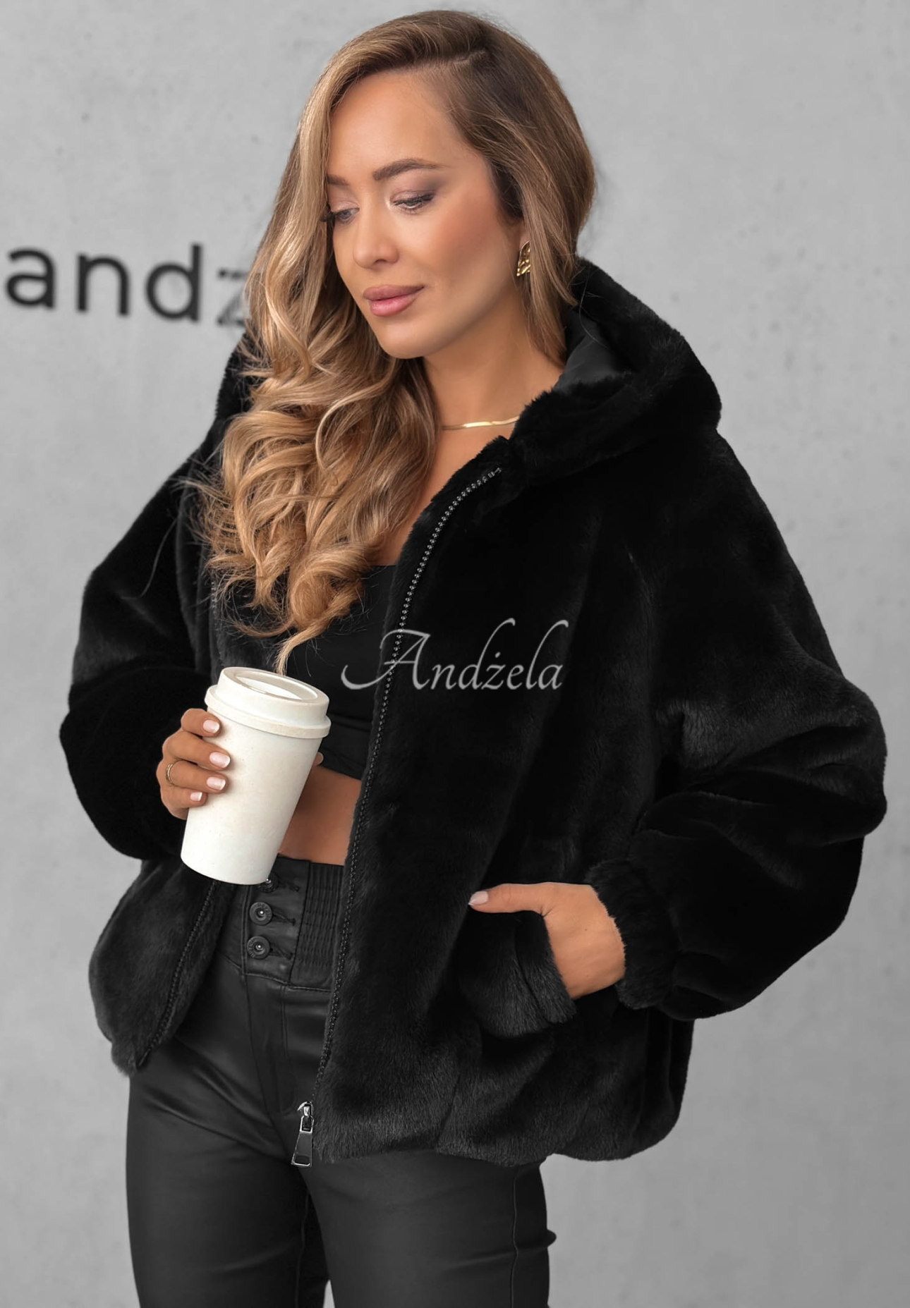 Kurze Jacke aus Fellimitat mit Kapuze Fluffy Babe Schwarz