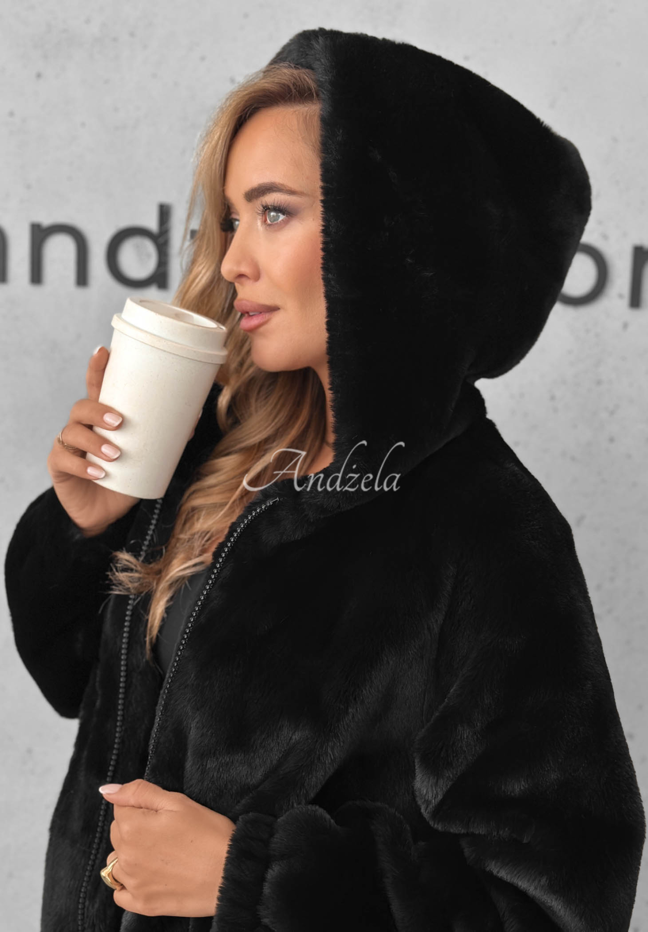 Kurze Jacke aus Fellimitat mit Kapuze Fluffy Babe Schwarz