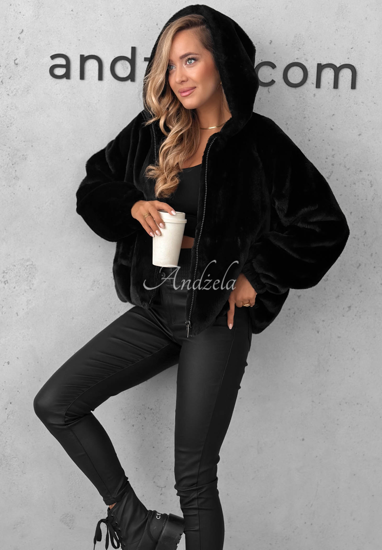 Kurze Jacke aus Fellimitat mit Kapuze Fluffy Babe Schwarz