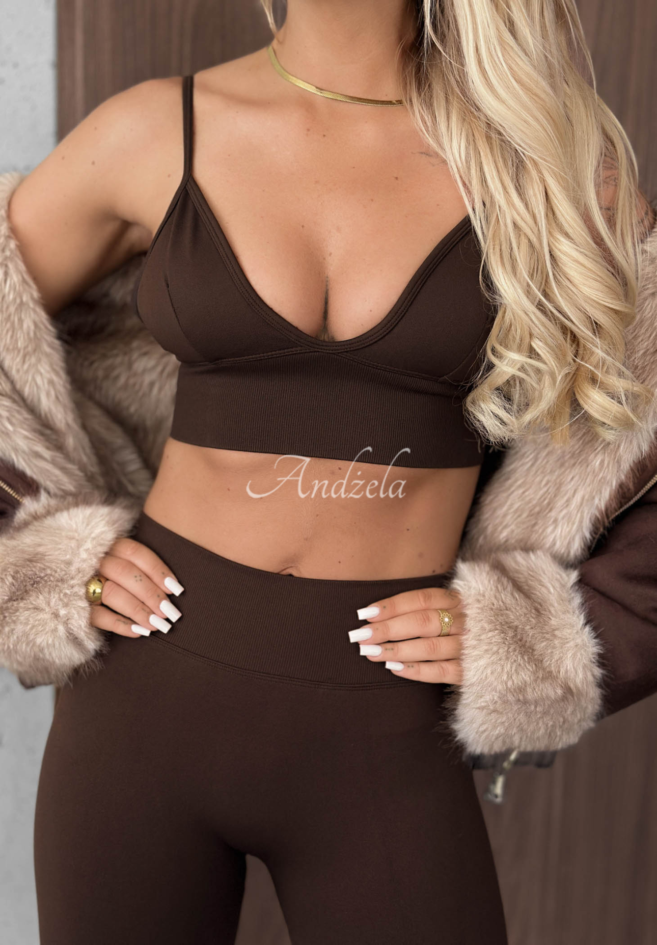 Set: kurzes Top und figurbetonte Leggings Good Company Schokoladenbraun