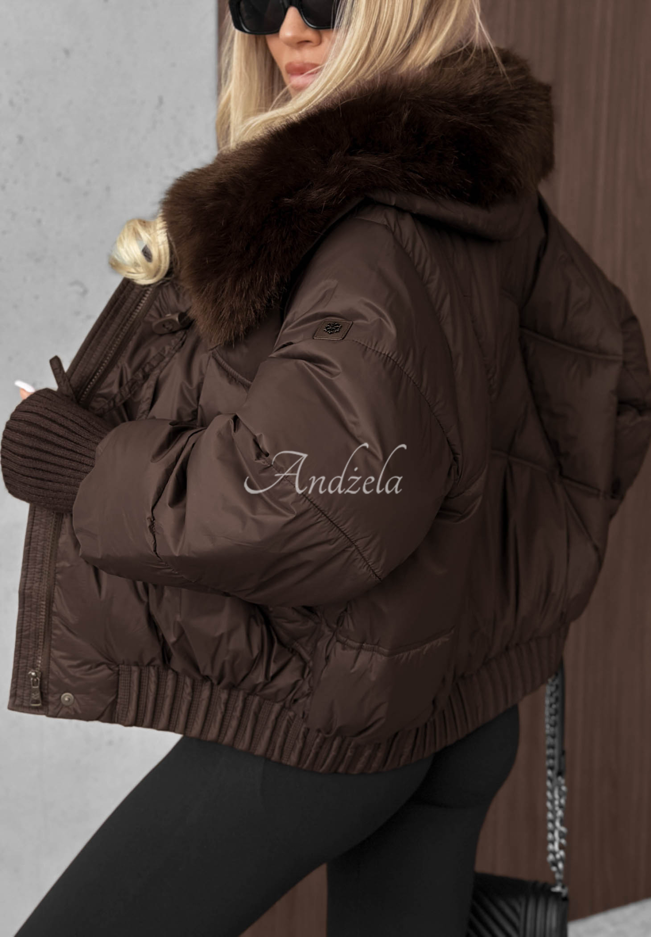 Kurze, gesteppte Jacke mit Fellimitat Plot Twist Schokoladenbraun