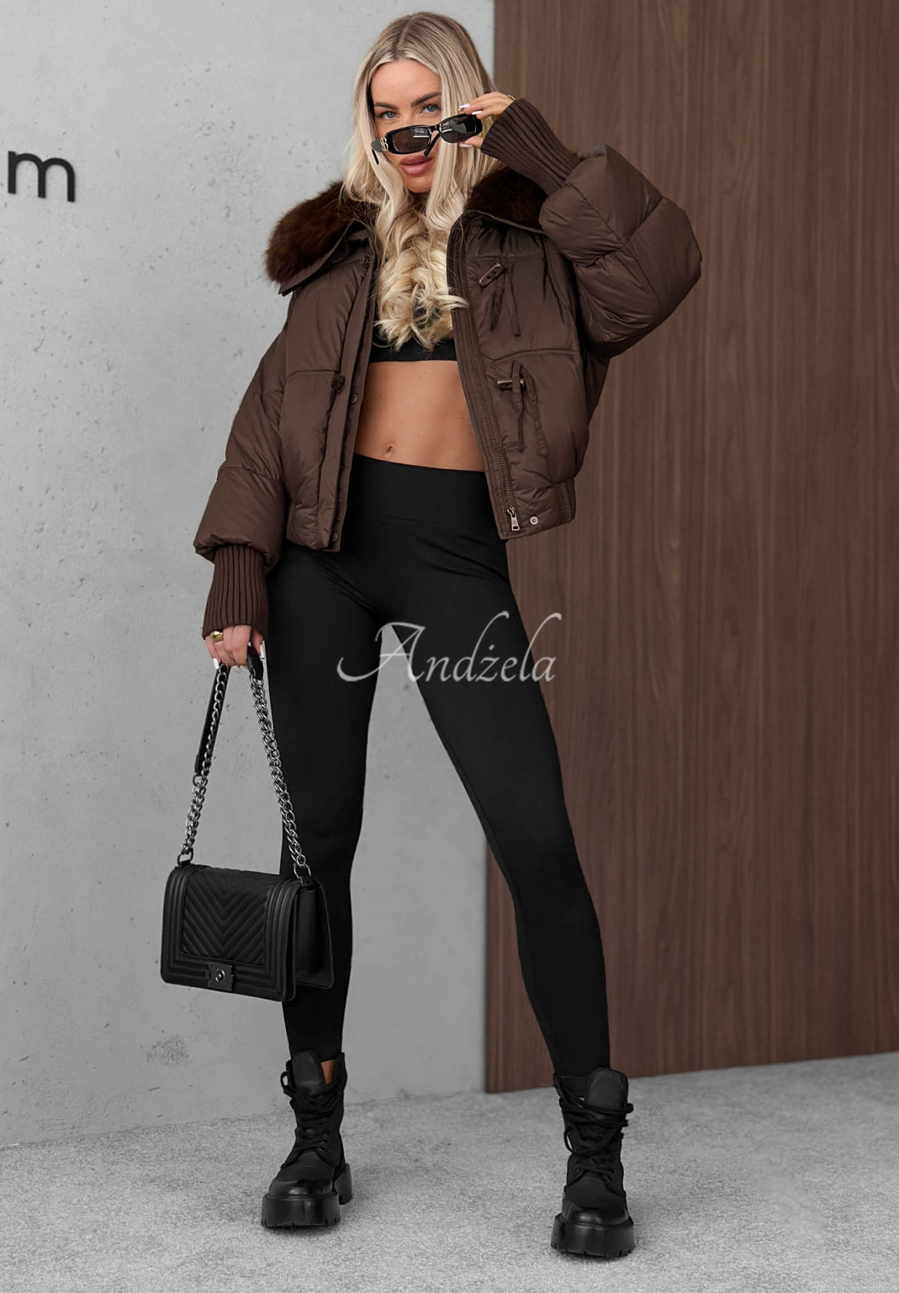 Kurze, gesteppte Jacke mit Fellimitat Plot Twist Schokoladenbraun
