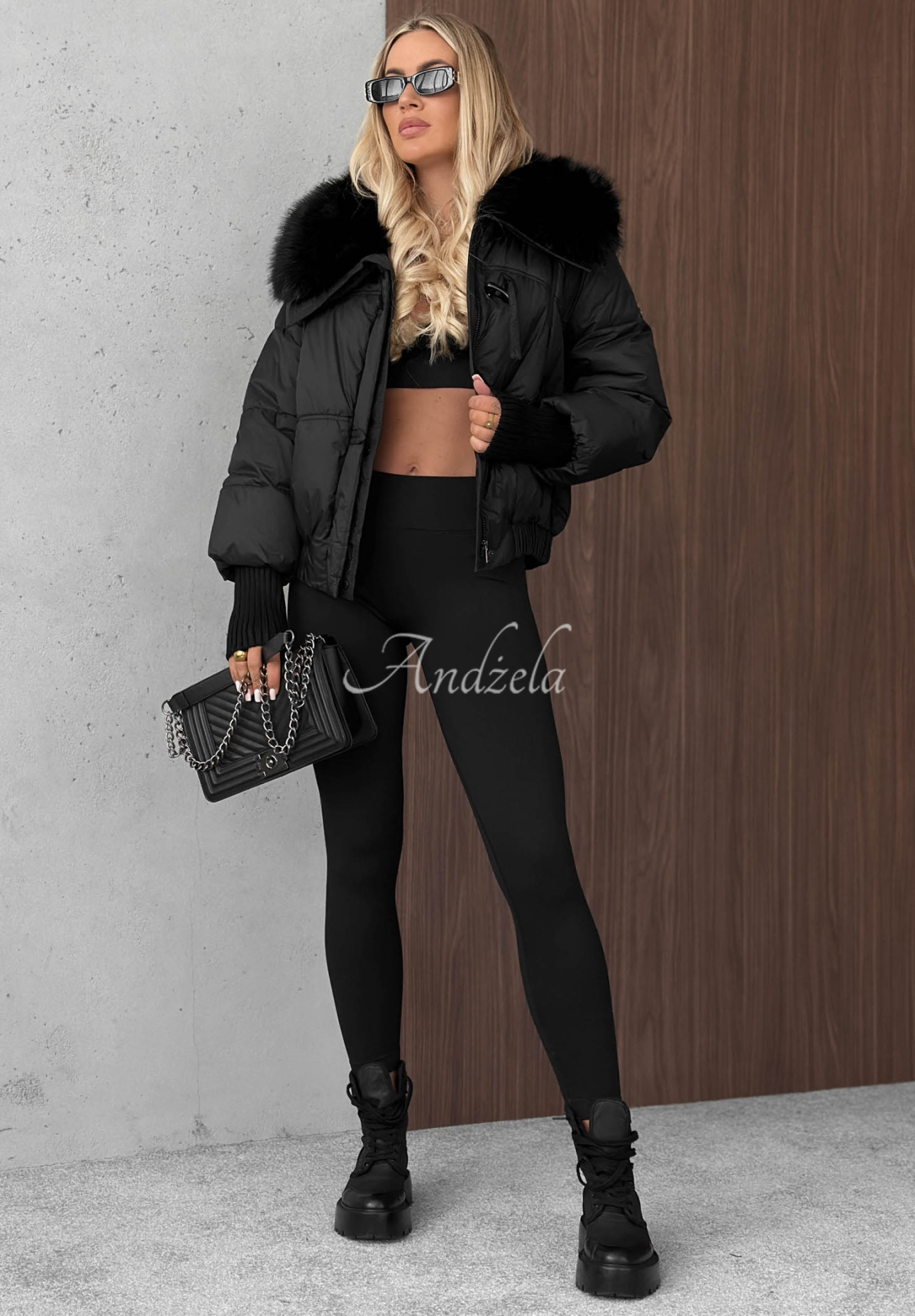 Kurze, gesteppte Jacke mit Fellimitat Plot Twist Schwarz