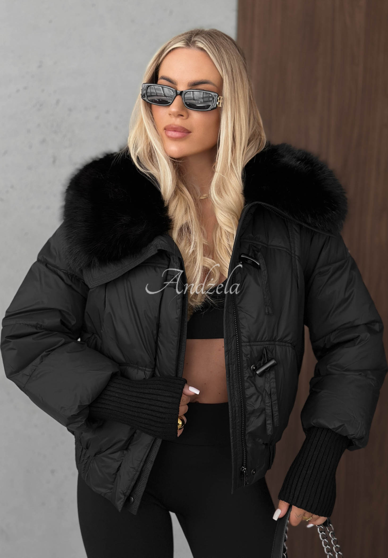 Kurze, gesteppte Jacke mit Fellimitat Plot Twist Schwarz